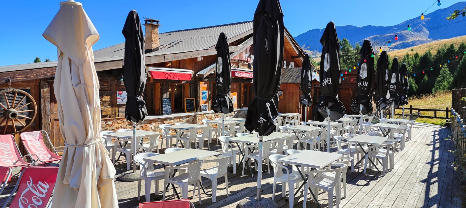 L'extase de pouvoir gérer un restaurant icônique tout en y vivant à l'année.
Dans une station qui investi actuellement pour une gestion 4 saisons, avec une réelle motivation de progression, ce mythique bar-restaurant se situe au plein milieu des pistes de ski, de Vtt et de randonnées. Accessible en ski, à pied, en véhicule et prochainement en télésiège cet établissement est un incontournable de la vallée de l'Ubaye.
Avec ses 300 jours d'ensoleillement par année vous jouirez d'un double logement de fonctionnement et d'un panorama à 360° sur les montagnes, la vallée, la faune et la flore. Chaque saison ayant son charme.
Situé à moins d'une demi-heure de la jolie ville de Barcelonnette, tous les commerces et services se trouvent à proximité.
Actuellement ce restaurant est géré par un couple et un chef (présent depuis plus de 25 années). Une aide est engagée uniquement les semaines de vacances scolaires.
L'entreprise developpe un chiffre d'affaire de 200000€ avec un EBE avoisinant les 40000€. Plusieurs pistes de développement sont envisageables.
Libre de fournisseur.
50 couverts à l'intérieur avec possibilité d'étendre à 115. Une grande terrasse orientée au sud avec possibilité de 80 couverts et une vingtaine de transats, le tout ombragé sous de grands parasols.
D'une superficie totale de 450m2 sur 3 étages, le sous-sol est réservé au stockage, frigos, congélateurs et salle de pause, le rez-de-chaussée pour la grande cuisine entièrement équipée, le bar, la salle de restaurant et un appartement de fonction de 65m2 avec salle d'eau et vue sur la vallée, le dernier étage comprend un deuxième appartement de fonction de 70m2 avec salle d'eau également.
Le prix demandé comprend l'immeuble, le fonds de commerce, les véhicules de fonction (Nissan navara, Hytrac à chenilles pour déplacements sur la neige, 2 déneigeuses et un quad 400cm3) et une servitude notariale (vendable pour une valeur de 115000€). Cette servitude vous assure l'impossibilité  pour un potentiel candidat d'exploiter un commerce de boissons et de restauration dans le seul bâtiment à proximité.
Le temps est venu pour les propriétaires actuels de prendre leur retraite et de laisser cette institution aux mains de candidats sérieux et ambitieux.