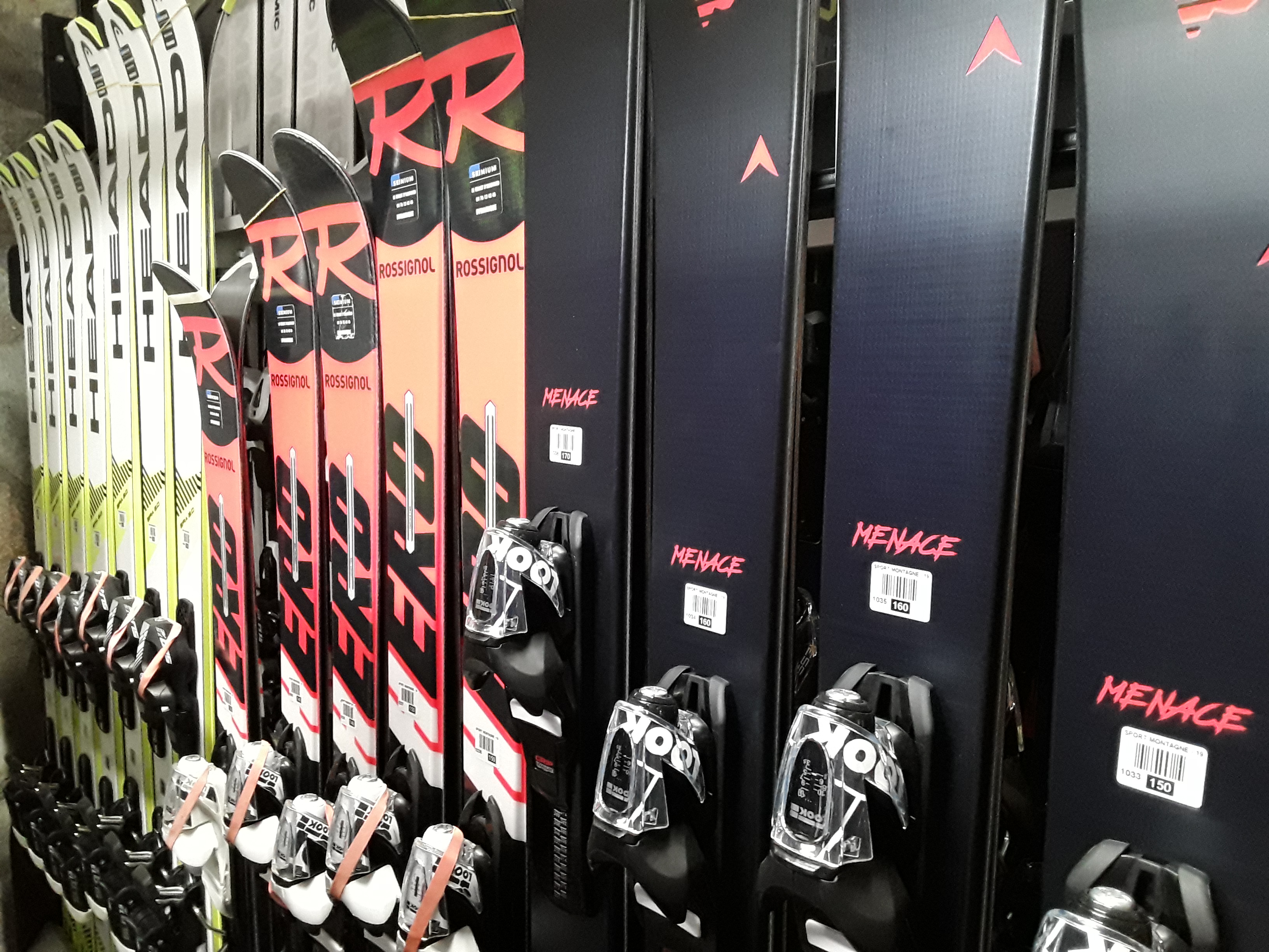 Vends magasin de location de Skis/Snow
accessoires, textiles et souvenirs.

Sur le coté du magasin vous disposez d'une partie
snack/bar avec Licence IV (fort apport de clientèle)

Emplacement numéro 1 
Magasin situé en centre station sur la place
à 10 mètres du télésiège principal dans une petite station familiale

Parking gratuit aux abords 

Magasin créé il y a 5 ans, tout le matériel 
est donc très récent ainsi que les racks, les chauffants et les machines.
Le park comprend :
Skis/Snow : 400
Boots/Chaussures : 400

Très bon CA en évolution, très bon rendement, très bonne clientèle fidèle.

Ouvert de Mi-Décembre à Mi-Mars
Possibilité d'ouverture l'été

Possibilité de location appartement juste au dessus du magasin
à l'année ou option d'achat.

Pour toutes informations complémentaires n'hésitez pas à m'envoyer un 
message avec vos coordonnées ainsi que téléphone fixe ou portable.

Je ne réponds pas aux messages sans coordonnées, 
ni aux démarcheurs professionnels.