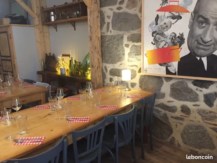 Fort potentiel pour ce très bel emplacement à l'entrée de l'esplanade Saint Géraud, restaurant traditionnel et chaleureux, avec salle de bar, une grande cuisine entièrement équipée, deux réserves, un wc, une cave en sous-sol de 32m2, le tout donnant sur une place privative pouvant accueillir une terrasse, jusqu'à 60 couverts.   Emplacement idéal pour le théâtre de rue, ouverture sur terrasse par des baies vitrées coulissantes, côté bar et côté salle de restaurant. Fond de commerce composé de la licence IV.  Restaurant clés en main, sous surveillance vidéo, lave verre à osmoseur WINTERHALTER, tables en bois massif, de 2 à 10 couverts, un wc carrelé, le sol est en lino aspect plancher, luminaires haut de gamme confectionnés dans les ateliers Hugues Rambert Vichy, murs en pierres apparentes, cuisine carrelée et évacuation des eaux au sol, lave verre à capot, meuble chauffe plat, piano gaz 4 feux, plancha et friteuse intégrées, four rational acheté neuf en 09/2020 mixte dernière génération ICOMBI PRO 6 GN 1/1, grosse quantité de vaisselle et couverts, y compris pour le théâtre de rue.