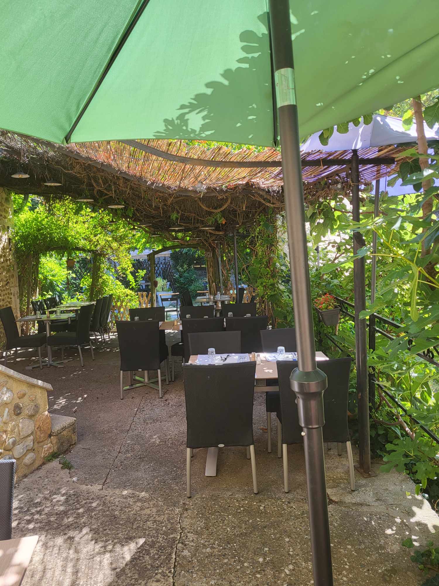 À vendre fonds de commerce restaurant traditionnel avec licence IV, situé à Malataverne, à proximité immédiate de la sortie d’autoroute A7 et d’une zone artisanale en plein essor.en activité depuis 9 ans .chiffre d’affaire stable 
Établissement à fort potentiel, idéal pour un couple ou un professionnel de la restauration.
• 40 couverts en salle + 40 en terrasse
• Deux salles de restaurant + salle de bar + bar d’été
• Réserve, cave et logement de fonction
• Loyer : 1 700 € / mois
• Prix de vente du fonds : 85 000 €
• Travaux de rafraîchissement à prévoir
• Parking à proximité

📞 Premier contact par message présentation de projet et expérience minimal souhaité (curieux s’abstenir , pas d’agence merci )