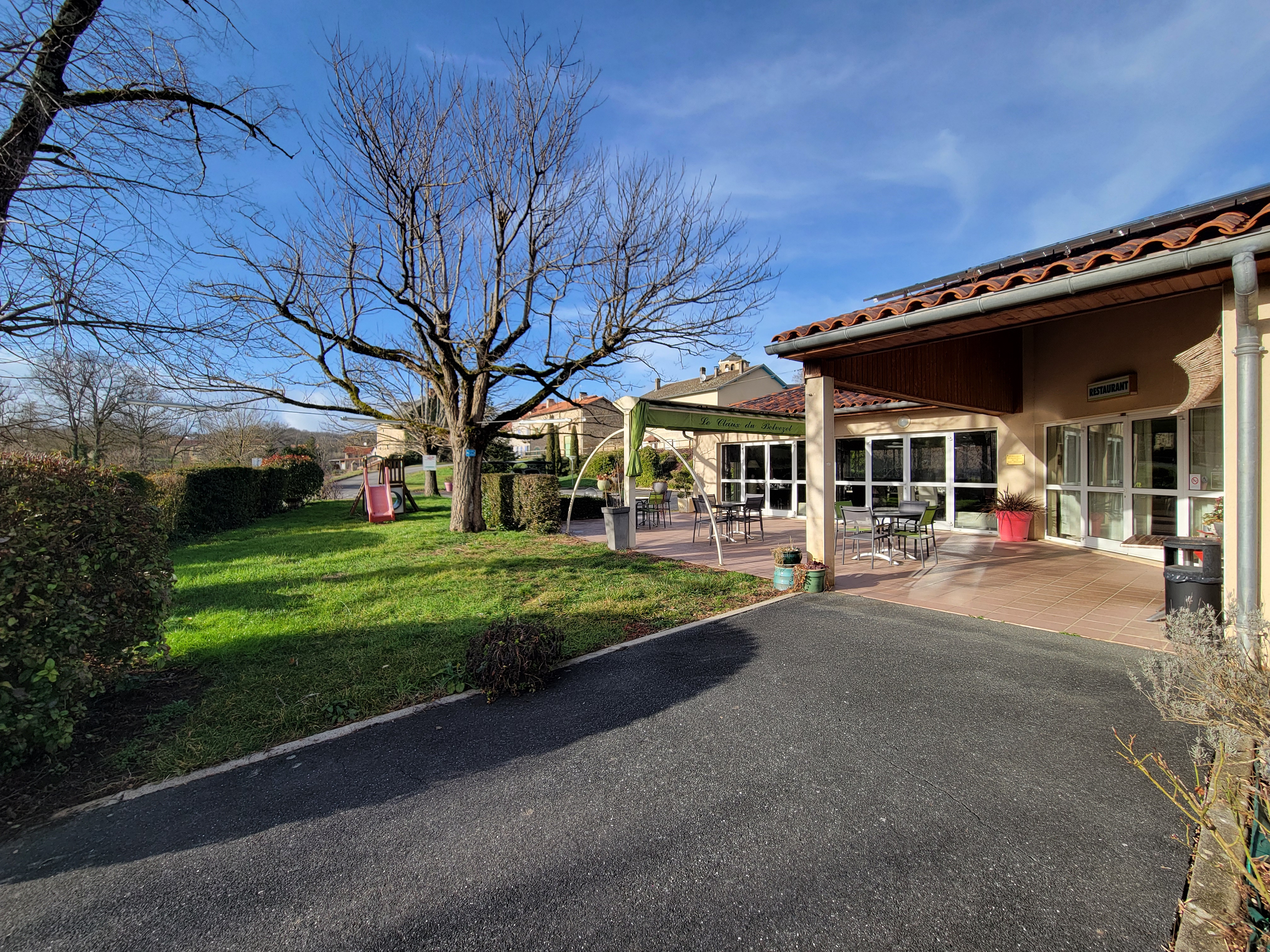À vendre, Restaurant traditionnel située sur la Commune de Toulonjac (Aveyron) à proximité de Villefranche-de-Rouergue et du département du Lot. 

Ce bien immobilier se compose d’une propriété construite en 1995, développant une surface totale de 310 m² avec appartement de fonction de 80 m² attenant. Implantée sur un terrain arboré de 2 600 m². Il bénéficie d’un grand parking privatif offrant 10 places de stationnement, complété par un vaste parking communal situé à proximité immédiate. L’ensemble est de plain-pied et ne nécessite aucun travaux.

L’espace professionnel comprend une salle de réception pouvant accueillir 50 couverts, une cuisine entièrement équipée, un espace plonge, un espace dédié aux desserts, ainsi qu’un grand bar disposant d’un espace indépendant de la salle. Deux WC sont à disposition, dont un conforme aux normes PMR. Une terrasse extérieure permet également l’accueil de plus de 50 couverts supplémentaires.

L’appartement de fonction de 80 m² complète le bien. Il se compose d’un grand salon/salle à manger, de deux chambres, WC, salle de bain et dispose d’une agréable terrasse extérieure privative et jardin.

Nouveauté : installation récente de panneaux photovoltaïques d’une puissance de 19 kWc.

Labellisé Maître Restaurateur, il bénéficie d’une clientèle fidèle : professionnels en semaine et particuliers ou touristes le week-end.

Ouvert uniquement le midi du mardi au dimanche, ainsi que le samedi soir, avec 5 à 6 semaines de congés par an. Un choix de fonctionnement garantissant un bon équilibre de vie tout en assurant la rentabilité. 

À noter : le bar n’est pas exploité à ce jour.

Chiffre d’affaires :
•	2024 : 265 000 €
•	2023 : 248 000 €
•	2022 : 220 000 €

La vente comprend le fonds de commerce et les murs :
•	Murs : 310 000 €
•	Fonds de commerce : 65 000 €
•	Prix total murs + fonds : 375 000 € 

À titre informatif, la CCI de Rodez accompagne les repreneurs de commerces locaux et peut proposer des prêts à taux zéro.