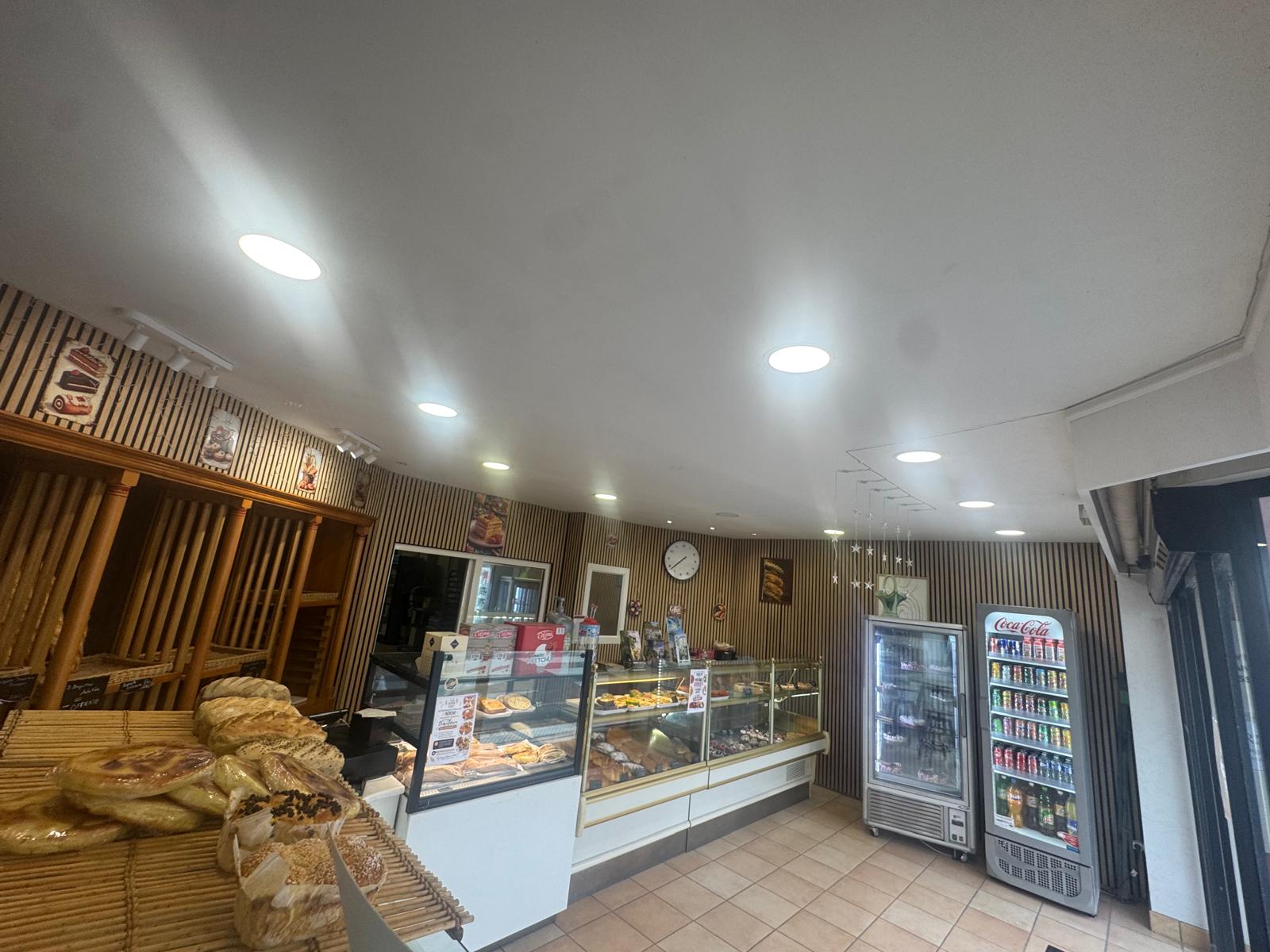 Vends Boulangerie Pâtisserie au cœur d’une grande ville à 300m du gare sud.
Beaucoup de commerces  et bureaux à proximité.. pharmacie, école maternelle primaire et lycée , pôle médical, infirmier,supérette, presse tabac etc
Bon chiffre d affaire avec un EBE excellent 
Livraison tout les jours de la semaine (2 épicerie et 1 restaurant)
Possibilité de faire beaucoup+ en snacks et pâtisseries
Une place au marché ( jeudi et dimanche)
Une place stand en face de la gare ( deux jour par semaine)
Matériel entretenu en très bonne état 

Laboratoire patisserie neuf et boutique refaite en 2025
Aucun frais à prévoir
Logement sur place 1 chambre.
N’hésitez pas de m’appeler