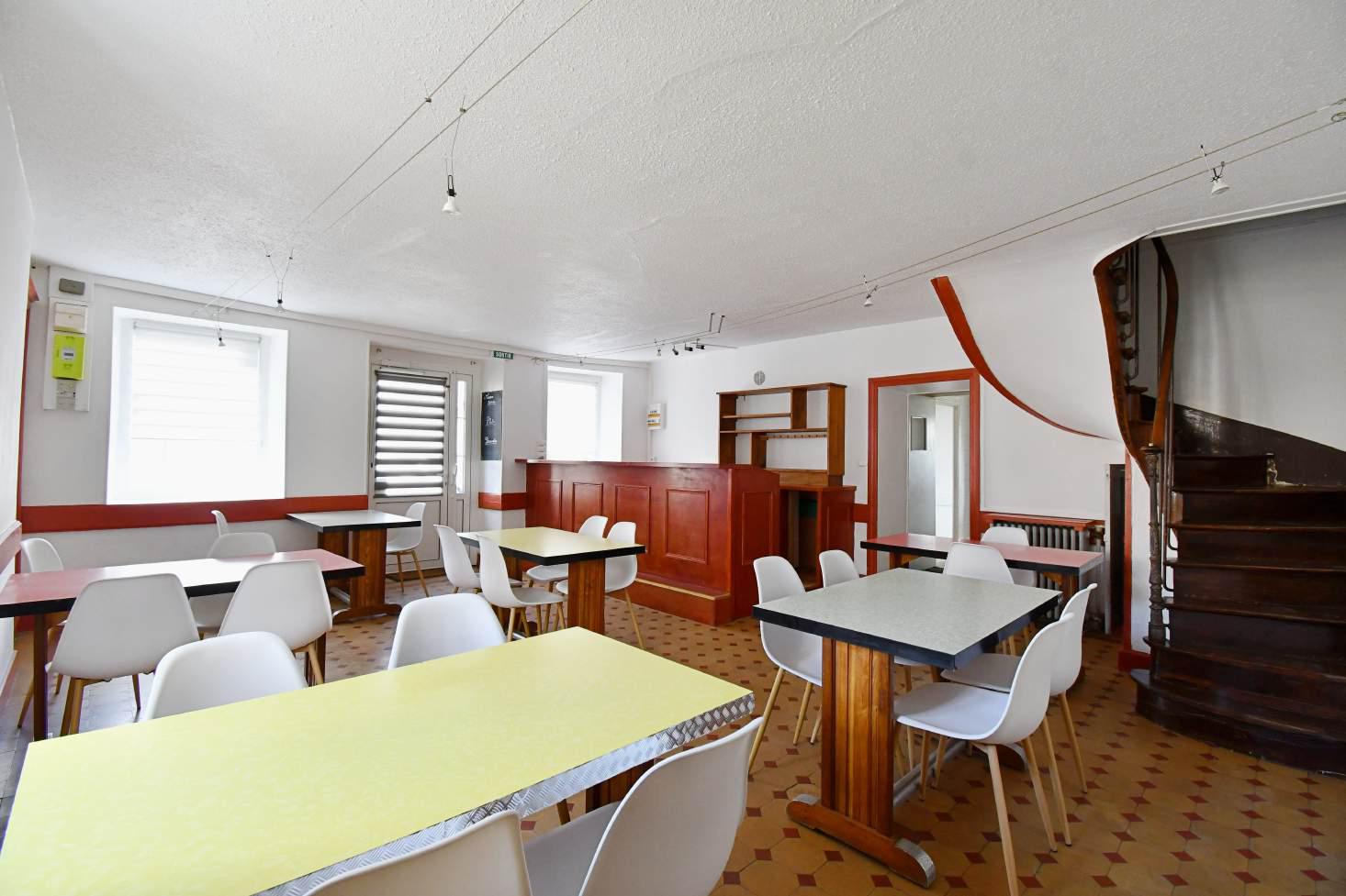 Vous souhaitez développer une activité de restauration, d’hébergement touristique ou un projet d’accueil en pleine nature ?

Nous proposons à la location une auberge située au cœur du Morvan, dans un environnement naturel recherché, à proximité des sentiers de randonnée, des activités de plein air et des sites touristiques de la région.

Caractéristiques :
- Salle de restaurant équipée
- Bar
- Chambres d’hébergement
- Cuisine professionnelle
- Espaces annexes et réserves
- Parking et espaces extérieurs
- Possibilité de logement sur place selon le projet

Cette auberge bénéficie d’un fort potentiel de développement auprès d’une clientèle touristique, de randonneurs, cyclistes, motards et amateurs de nature.

Nous recherchons des locataires motivés, professionnels ou porteurs de projet sérieux, souhaitant exploiter et valoriser cet établissement. 

Conditions de location :
- Bail commercial
- Loyer à définir selon le projet
- Disponibilité : immédiate / à convenir

Pour tout renseignement complémentaire ou pour organiser une visite, merci de nous contacter :

Jean-Claude Grassot, le maire de Roussillon en Morvan
Téléphone : 0385827323 / 0608531792
E-mail : mairie.roussillon-en-morvan@orange.fr

Dossier de présentation et photos disponibles sur demande.