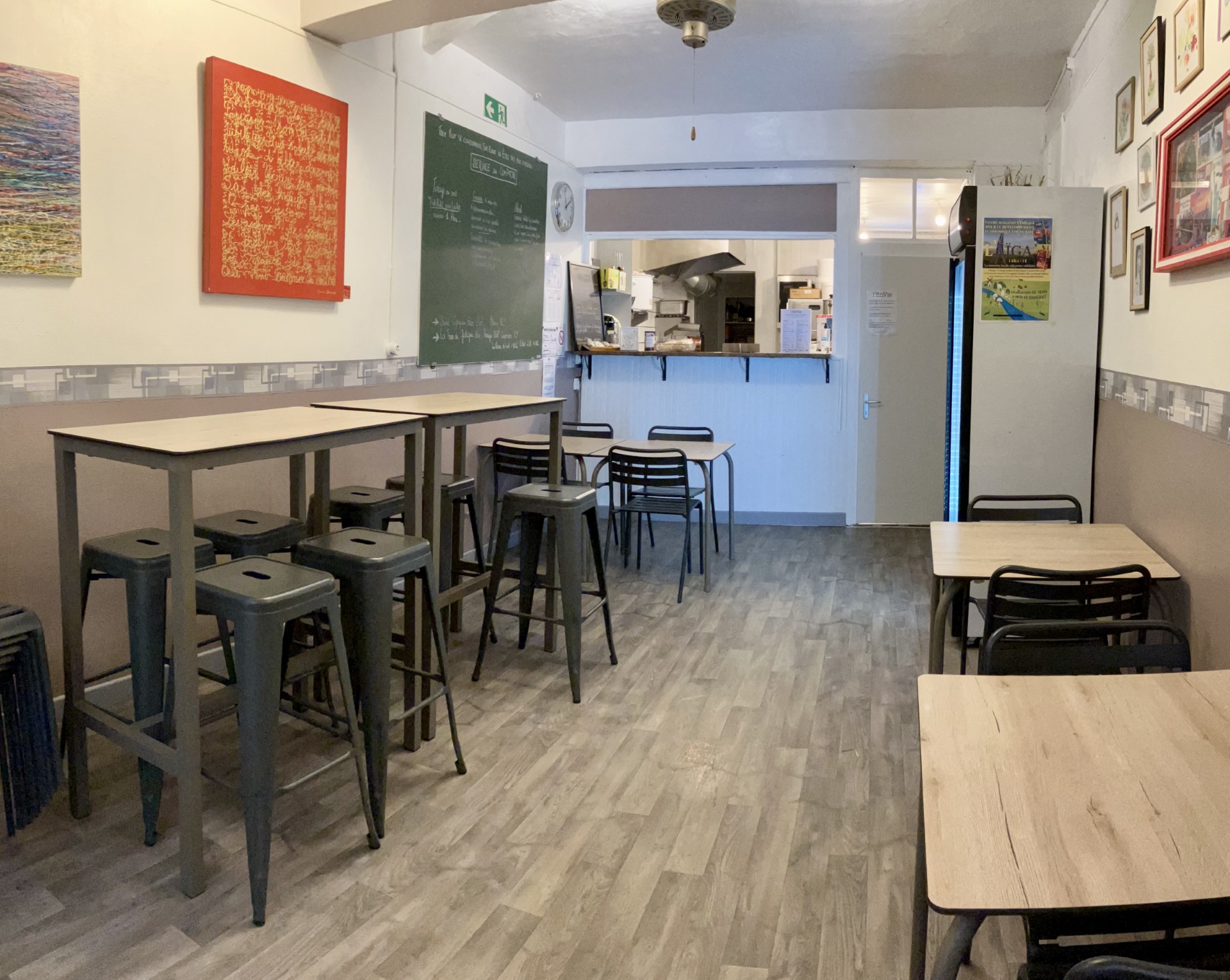 Idéal pour une première installation en couple ou en solo, ce snack traditionnel offre une véritable qualité de vie au cœur des Cévennes. 
Entre sécurité financière (très faible loyer) et reprise immédiate sans travaux, c'est une opportunité rare. 
Actuellement exploité en horaires réduits en raison d'un handicap (SEDh), le fonds dispose d'un fort potentiel de développement pour un repreneur souhaitant élargir l'activité.

📍 Emplacement stratégique & Dynamique
Cœur touristique (Grand’rue), flux constant : Chemin de Stevenson, Musée Maison Rouge, Train à vapeur. Village très animé : Festival Boulegan, Marchés nocturnes (devant le snack), Marché hebdo, Course de côte (Champ. de France), Salon des Métiers d’Art, concerts et expos.

Capacité et Espaces :
    Salle (24 m²) : 16 couverts.
    Terrasse : 10 à 12 couverts (protégée par bacs végétalisés).
    Technique : Cuisine (10 m²), arrière-cuisine (3 m²), sanitaires (à rénover) et grande réserve (25 m²).

Équipement Professionnel complet :
L’ensemble du matériel de cuisson est professionnel et entretenu.
    Inclus : Tables inox sur mesure, plaque à panini, réchaud 2 feux, plaque à snacker, 2 friteuses (10L), lave-vaisselle, hotte pro (variateur neuf 2026), 4 congélateurs et réfrigérateurs.
    Mobilier de salle et terrasse complet, vaisselle et stock d’emballage inclus.

Exploitation et Potentiel :
Commerce exploité sainement depuis 6 ans. En raison d'un handicap reconnu (RQTH pour un Syndrome d'Ehlers-Danlos hypermobile - SEDh), l'activité est volontairement limitée à 6 midis par semaine (44 semaines/an).
Le chiffre d'affaires actuel ne reflète que cette exploitation restreinte : il existe une marge de progression majeure sur les soirées, les week-ends, et la saison estivale.

📈 Avantages fiscaux (Zone ZFRR+) :
Le commerce est situé en zone ZFRR+, ouvrant droit pour le repreneur à une exonération totale d'impôt sur les bénéfices pendant 5 ans, ainsi qu'à une exonération de charges patronales pour l'embauche de salariés.

Conditions financières :
    Loyer mensuel : 376 € (Taxe ordures ménagères : 53 € / an).
    Prix de vente : 32 000 € (négociable raisonnablement).
    Cession par acte notarié (honoraires à la charge du vendeur).
    Accompagnement possible pour la passation.
⚠️ Le matériel lié à l'activité de conserverie et biscuiterie n’est pas inclus.