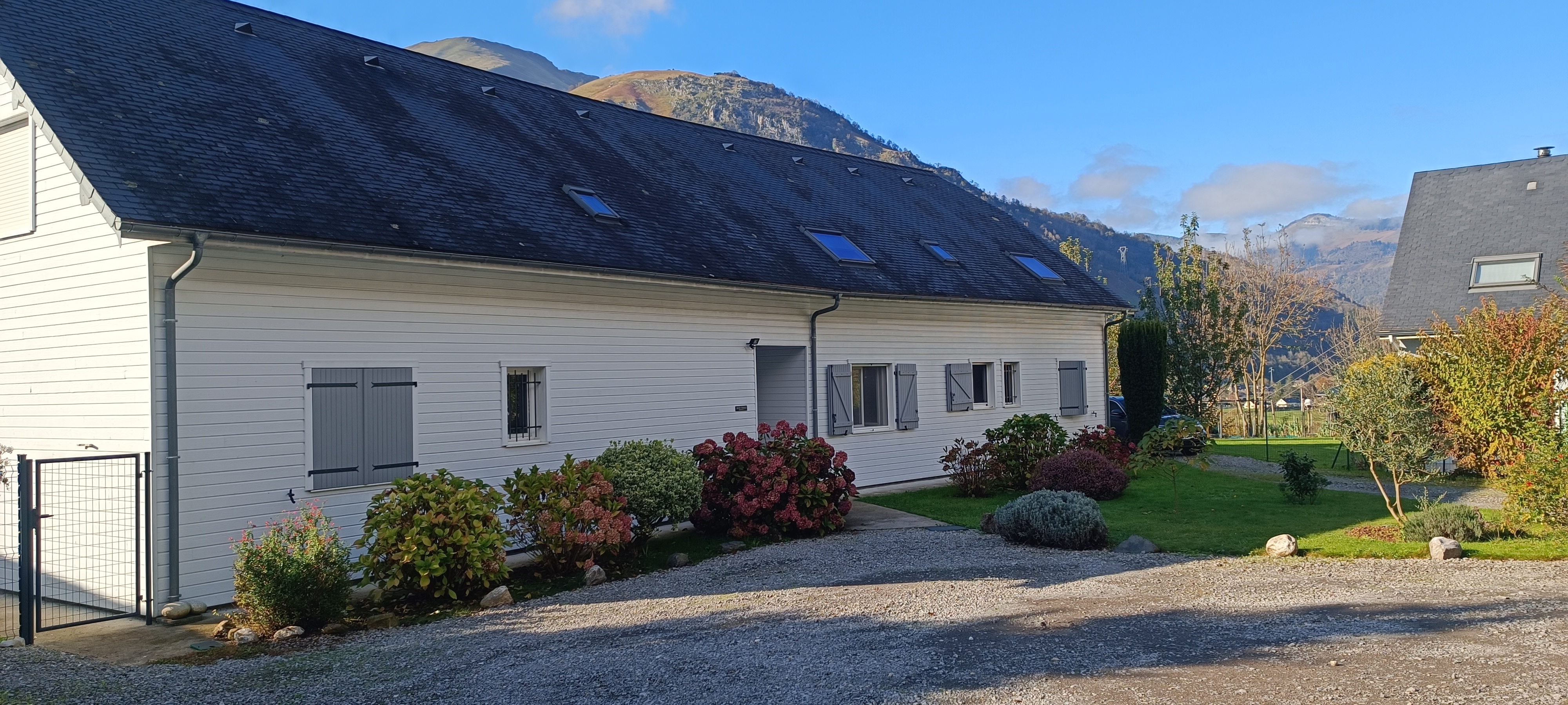 À Aste-Béon, venez visiter votre futur projet de vie ! Entourée de chemins de randonnée et de montagnes, cette maison comportant 5 chambres d'hôtes et une partie privative saura vous combler. Elle pourra s'adapter à plusieurs projet, que ce soit pour une vie de famille nombreuse, pour continuer l'activité de chambres d'hôtes déjà en place, ou y ajouter une activité de gîte. Chaque chambre d'hôtes possède sa propre salle de douche et un coin cuisine dans la salle commune.

Côté habitation privée, quatre chambres, une lingerie, plusieurs dressings, une salle de bain et une salle d'eau, une grande pièce de vie avec cuisine américaine baignée de lumière vous permettent de vivre en famille dans un endroit très confortable. Cette jolie maison est en ossature bois et récente, il n'y a donc pas de travaux à prévoir.

Vous recherchez un cadre de vie en pleine nature? Contactez-moi pour une visite !
Honoraire d'agences inclus à la charge des vendeurs. Annonce rédigée par Marion Gry RSAC 529093411.