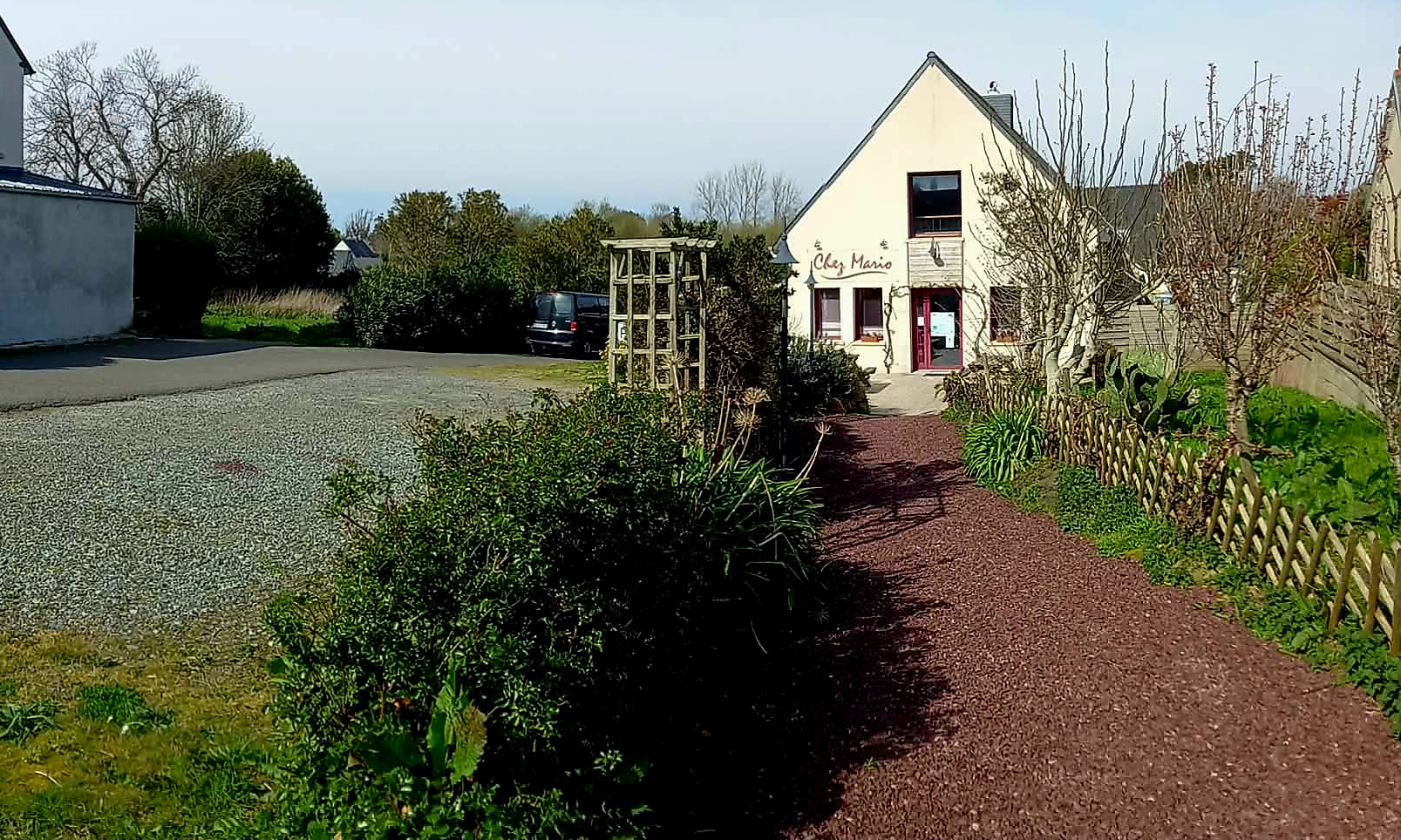 Découvrez une opportunité rare avec ce restaurant/pizzeria situé dans le centre-bourg de Trégastel, un joyau de la Côte de Granit Rose. 

Bénéficiant d’un emplacement central et facilement accessible, il attire à la fois une clientèle locale fidèle et les nombreux visiteurs séduits par la beauté de la région.

Une localisation idéale et connectée :

- Proximité touristique : À deux pas des plages et des sites emblématiques de Trégastel, attirant des touristes tout au long de l’année.
- Facilité d’accès pour les villes voisines :
> Lannion : à seulement 15 minutes en voiture, offrant une clientèle d’entreprises et d’habitants actifs.
> Perros-Guirec et Trébeurden : accessibles en moins de 10 minutes, pour un flux constant de visiteurs le midi et le soir.
> Une position centrale : Parfaite pour capturer une clientèle variée, des locaux aux vacanciers en passant par les professionnels en déplacement.

Un lieu conçu pour s’adapter à vos projets :

- Capacité actuelle : 42 couverts en salle et une terrasse accueillant 24 clients, idéale pour les beaux jours.
- Un studio à l’étage :
> Exploitable en location (saisonnière ou annuelle) pour un revenu supplémentaire.
> Ou transformable en salle supplémentaire, ajoutant environ 20 couverts pour répondre à une demande accrue.

Prêt à l’exploitation immédiate :

- Matériel et mobilier : En excellent état, sans besoin d’investissement supplémentaire (four Moretti Neapolis).
- Locaux aux normes : Accessibilité PMR et conformité DSV + parking.
- Bâtiment récent : Construction des années 2000, aucun travaux à prévoir.

Un cadre de vie et de travail unique :

Trégastel, c’est le charme de la Côte de Granit Rose, avec ses paysages uniques, son attractivité touristique et une qualité de vie exceptionnelle.

Une opportunité d’allier un projet professionnel florissant et un environnement de rêve.

Informations financières :
Prix des murs : 300 000 € (FAI).
Prix du fonds de commerce : 50 000 € (FAI).

Ce restaurant offre une combinaison idéale entre emplacement stratégique, flexibilité d’aménagement et facilité d’accès. Ne laissez pas passer cette opportunité : contactez-nous pour plus d’informations ou pour organiser une visite.

Faites de Trégastel le point de départ de votre réussite !