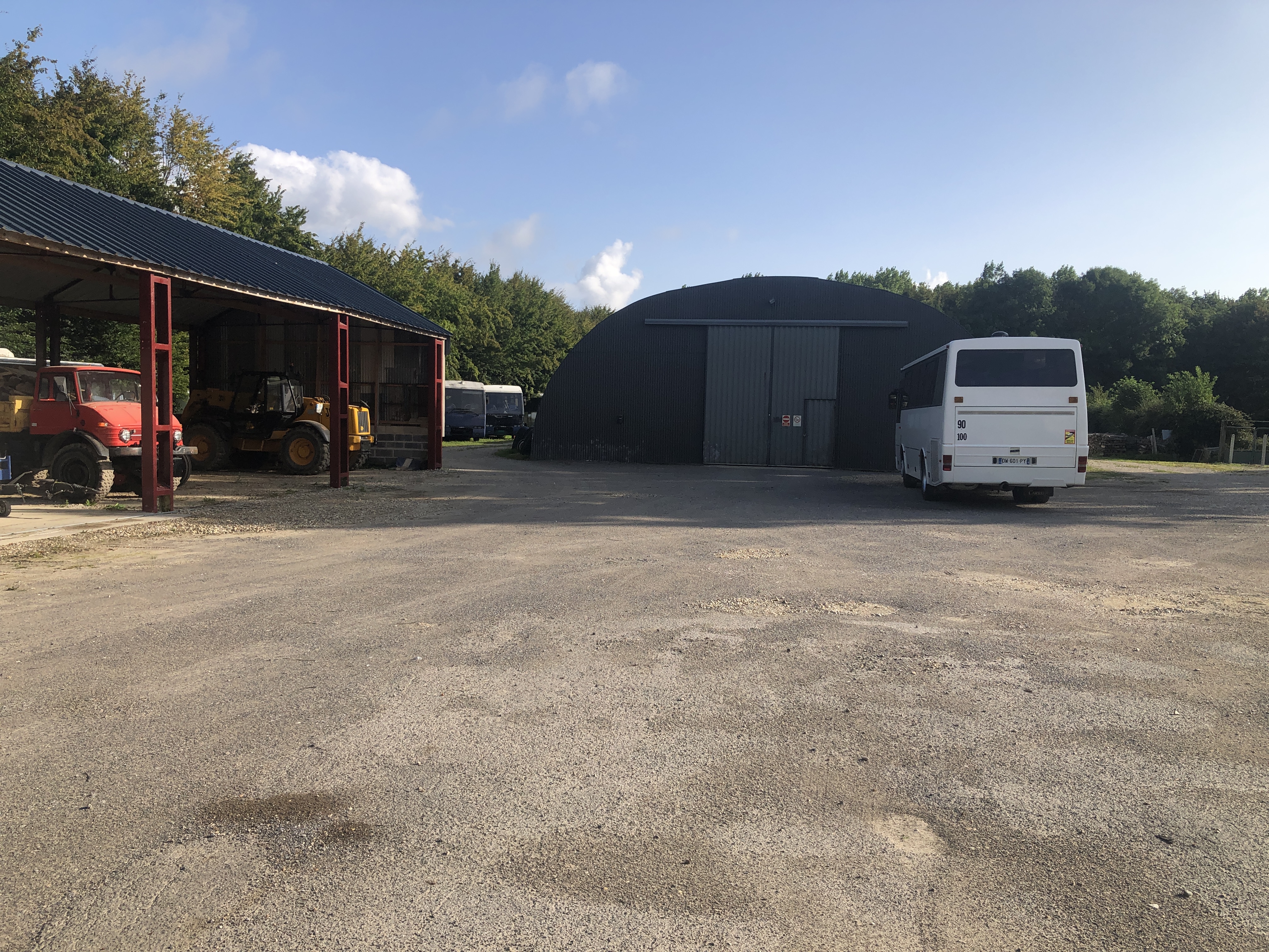 Vends  fonds de commerce  societé crée depuis 2010  chiffre d affaire a faire evoluer (1000 000€)  achats et ventes de poids lourds , utilitaires et autocars , reparations de tous vehicules , locations de véhicules sans chauffeurs , transport de nos propres vehicules par porte chart ,  terrain et batiments en location (possibilité d achat)  .
PRIX DE VENTE 320000€  A DISCUTER