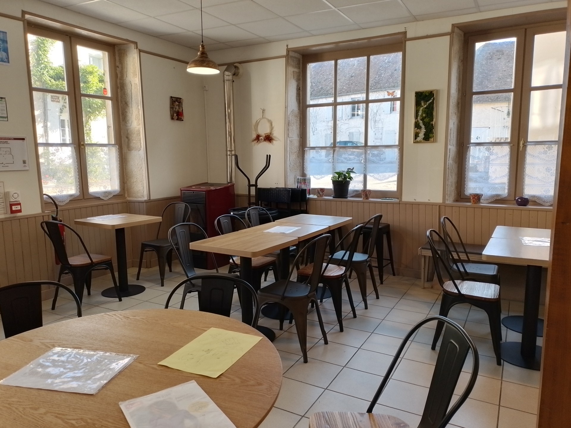 MONT SAINT VINCENT, Bourgogne du Sud—Recherche le futur exploitant d’un Café Restaurant (avec Licence IV)
Salle de restaurant de 30 couverts complétée par une terrasse 16 couverts et possibilité d’une terrasse supplémentaire,
Actuellement, l’activité BAR est assurée en après-midi, 5 jours/semaine, toute l’année, des habitudes de consommation sont maintenues
Idéalement, conviendrait à une cuisine bonne et simple, fait maison, lieu très favorable à une offre bar et glacier en après-midi, en haute saison
Au cœur du centre historique de la bourgade (secteur piétonnier l’été), l’un des plus hauts sommets des monts du charolais bénéficie de beaux panoramas et propose les visites (église romane, musée archéologique, ruelles et vieilles demeures, 3 lieux d’exposition, un nacrier et 18 artisans locaux….)
Situé dans l’aire d’attraction de Montceau les Mines (100.000 habitants), le restaurant pourra compter sur une clientèle locale fidèle (professionnels et familles) ; boutique artisanale et commerce multiservice voisin, école primaire sur place,
Ensemble régulièrement entretenu, accessibilité et toilettes PMR ok, cuisine bien dimensionnée, logement T5 à l’étage, bail loyer de 950 € ttc mensuel comprenant immobilier commercial, logement et licence IV
Beau potentiel : au sein d’un village médiéval pittoresque lui assurant une très belle fréquentation touristique, nombreux hébergements locaux