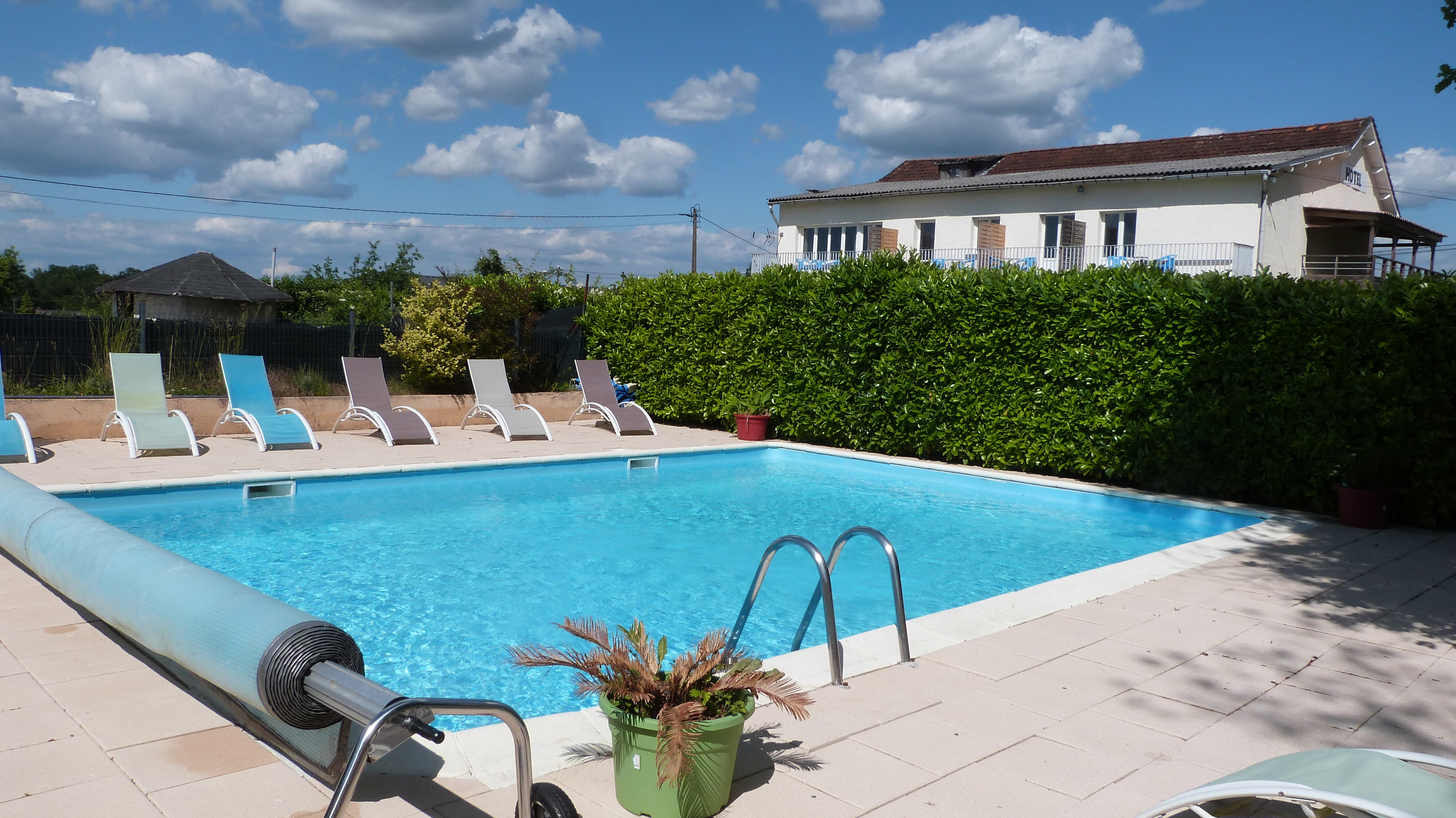 Fonds d'un hôtel-restaurant 2** de 8 chambres situé en plein coeur du Périgord noir a mi chemin entre Montignac Lascaux et Sarlat la Caneda.
Très bon taux d'occupation pour l'hôtel qui est affilié aux Logis.
Le matériel de cuisine et du bar récent, l'hôtel est aux normes, la commission de sécurité est passée en 2021. 
Assainissement individuel aux normes et refait à neuf en novembre 2022 avec garantie décennale.
Salle de petits-déjeuners de 18 couverts, salle de restaurant 22 couverts et terrasse de 30 couverts.
L'hôtel a entièrement été redécoré en 2018.
Piscine automatisée au sel de 8.5m X 6.50m.
Tout l'établissement est climatisé et contrôlé annuellement.
Un logement de fonction de 61m2 avec 2 chambres est situé dans l'établissement.
Possibilité d'achat des murs.