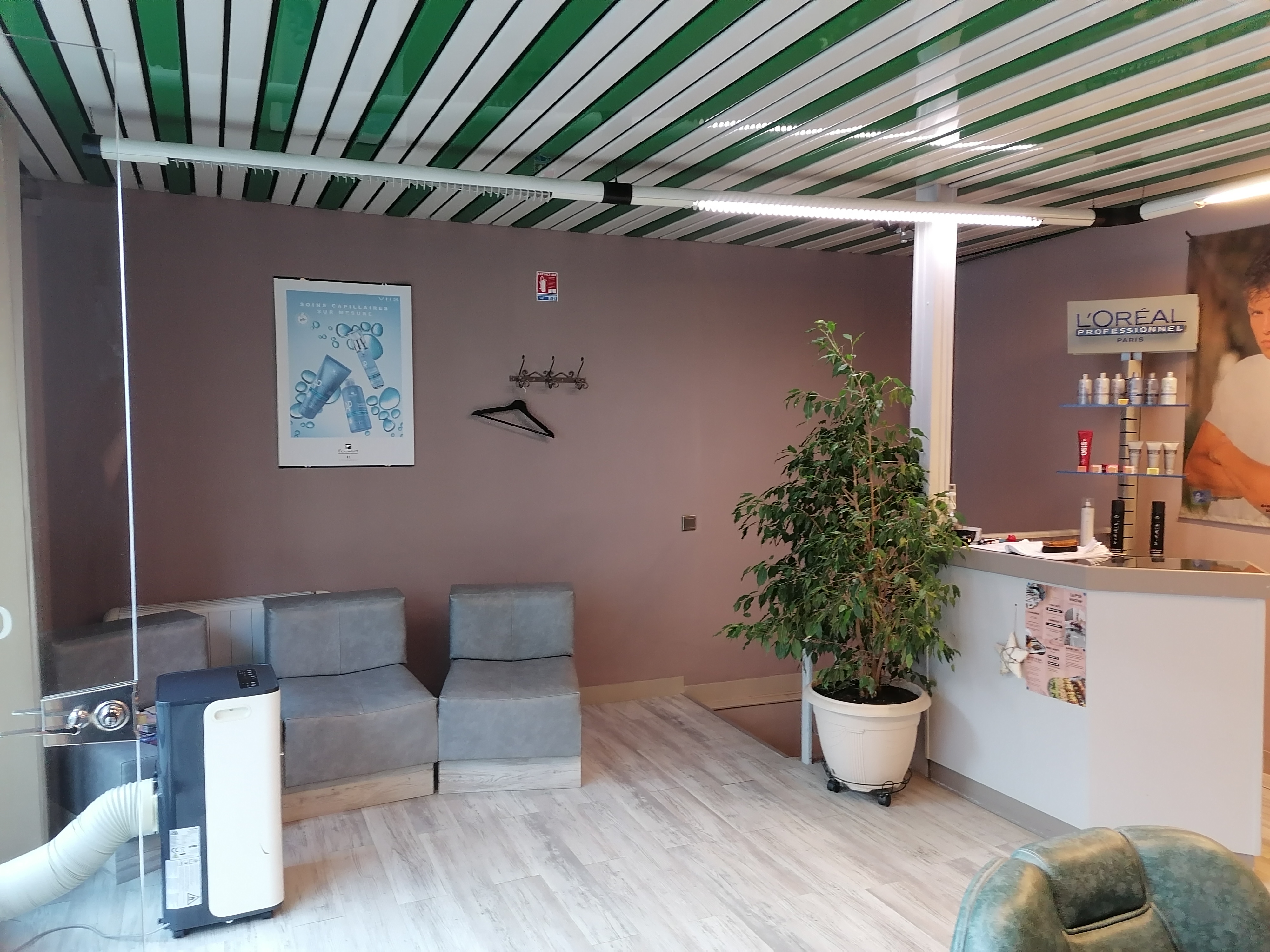 Fond de commerce, Salon de coiffure 99m2 deux côtés plus espace stockage au sous sol grande vitrine, électricité refaite 2022 pas travaux à prévoir 620 euros loyer clientèle fidèle petite ville de 2400 habitants environs prix de départ 26000 euros pour plus de renseignements me contacter