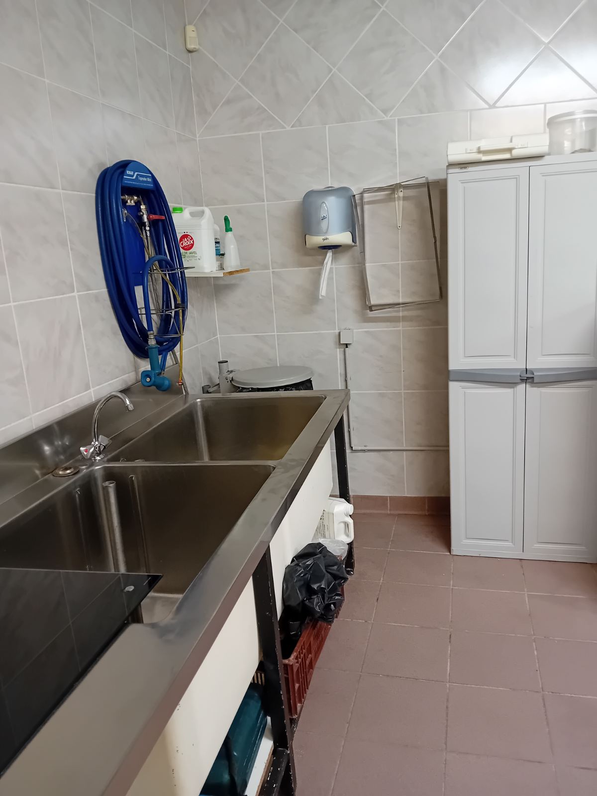 Cause départ à la retraite
Vends Fond de Commerce
Locaux:
Un laboratoire de fabrication avec équipement complet
Four 6 niveau, sauteuse inox 100l, légumerie, armoire réfrigérante 2 portes, plonges, 5 plans de travail inox, hotte aspirante, armoire de rangement, etc...
Le tout en parfait état
Surface 70m2

Une réserve attenante avec : 
1 Armoire réfrigérante Double portes
1 Congélateur et meuble de stockage
1 meuble de stockage inox
1 étagère de stockage produits secs
Surface 25m2

Une réserve indépendante avec :
Ensemble Vaisselle pour 100 personnes
Surface 60m2