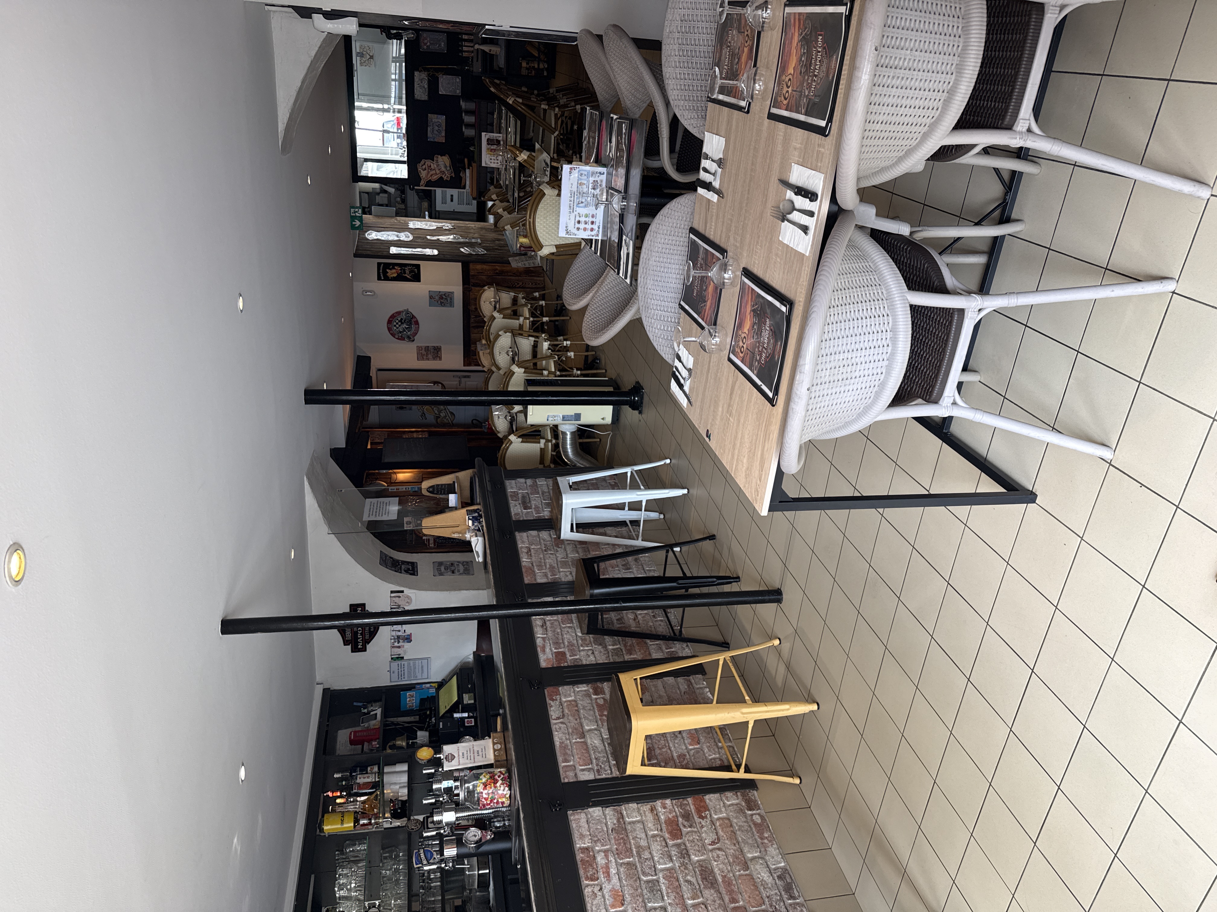 🇺🇸 A VENDRE : Restaurant "Chez Napoléon" – Style Diner Américain Route 66
Une opportunité unique à saisir pour cause de départ à la retraite !
Patrick et Christelle cèdent leur chaleureux établissement Chez Napoléon, un restaurant-bar à la décoration rétro et à l'ambiance authentique "USA / Route 66". Un véritable lieu de vie avec une clientèle fidèle, idéal pour un couple de repreneurs ou des associés passionnés.
🔑 Les Points Forts de l'Affaire
 * Licence IV incluse : Idéal pour développer l'activité bar, afterworks, concerts ou soirées à thème.
 * Polyvalence : Possibilité de faire tout commerce (reprendre le concept actuel de burgers, salades et plats à emporter, ou créer votre propre concept).
 * Emplacement & Charme : Une identité visuelle forte, chaleureuse et atypique qui marque les esprits.
 * Clé en main : Affaire saine, prête à être exploitée dès la reprise.
💶 Conditions Financières
 * Prix de vente : 65 000 €
 * Chiffre d'affaires : Nous consulter pour plus de détails et l'étude des bilans.
📞 Contact
Pour toute information complémentaire, photos ou pour planifier une visite, contactez directement les propriétaires :
> 👤 Patrick & Christelle
> 📱 06.15.91.70.88 (contact par téléphone ou SMS)