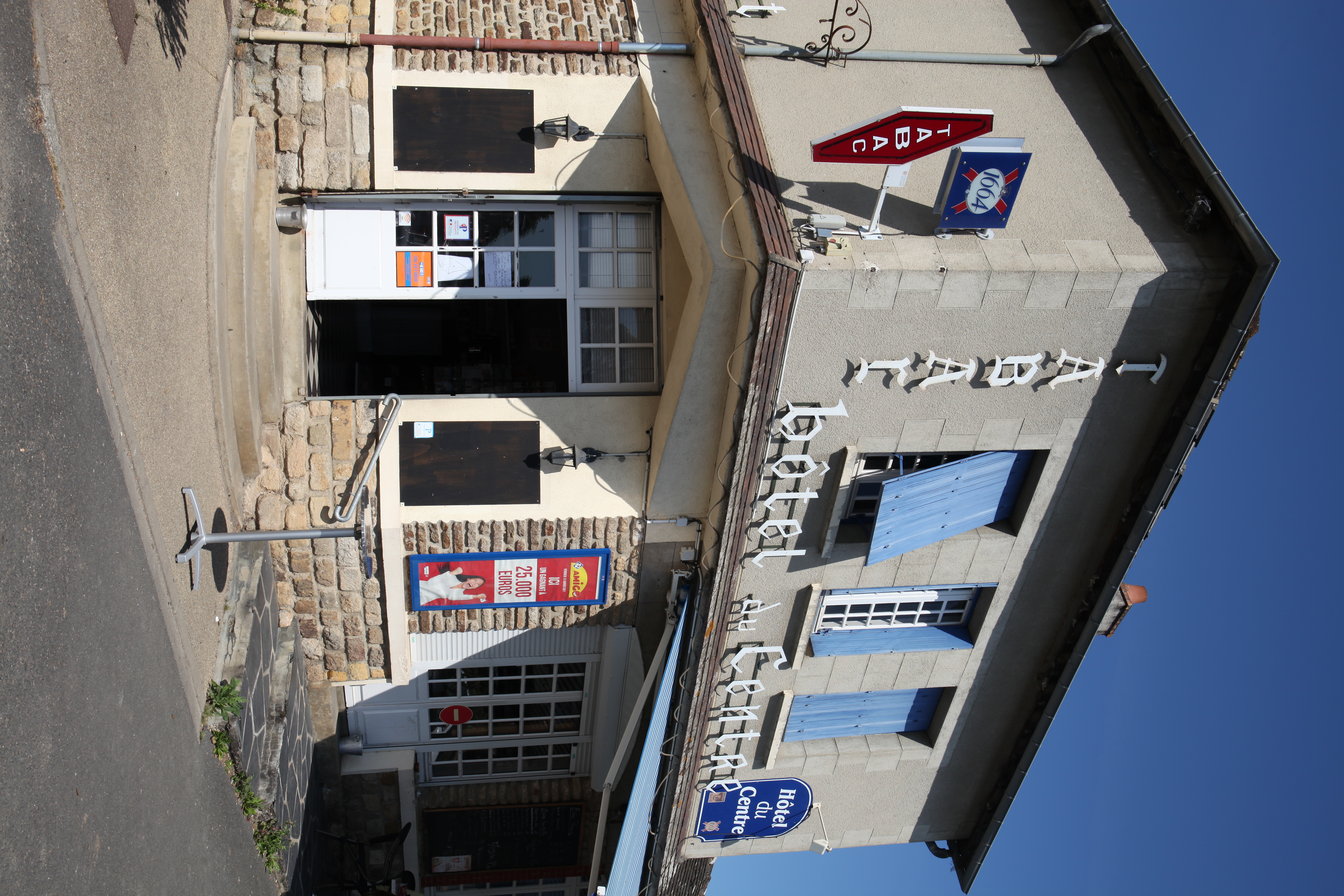 a vendre bar tabac hôtel restaurant Fdj  une surface total de 600 m2 grande salle de restaurant de 70 couvert environ inexploitée les gros travaux de mise aux normes effectué reste a équiper les cuisine et le restaurant . très gros potentiel établissement situé en place centrale de saint benoit du Sault village classé des plus beaux villages de France. le plus gros débit de tabac a 25km a la ronde hôtel entièrement refait a neuf 5 chambre avec salle de bain et wc privé et cuisine personnelle réservé aux client de l'hôtel , pratique pour société ou groupe. grande salle de bar avec salon. établissement aux normes de sécurité incendie et alarme video avec fumigène de dernière génération. affaire avec un très gros potentiel de développement entre 250 et 300 client jours. vente fond de commerce 220000 euros et possibilité achat murs