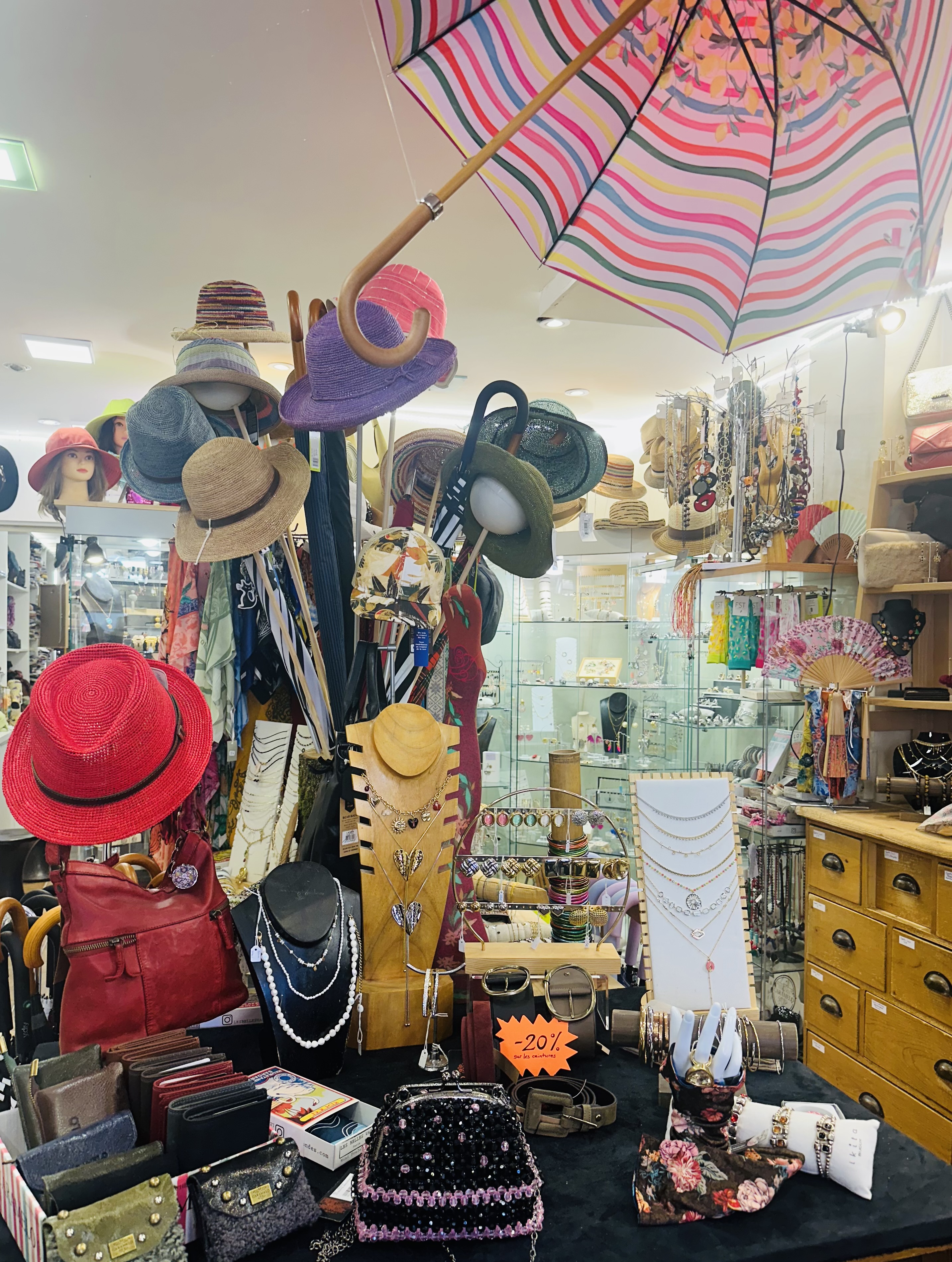 A vendre Fonds de commerce Chapellerie, accessoires de mode 

Localisation : Situé en plein cœur de Belfort, Place de la Grande Fontaine, dans une zone passante et commerçante à forte visibilité.

Activité : Commerce de détail spécialisé : chapeaux, accessoires de mode, cadeaux, bijoux fantaisie, étoles, linge de maison, lampes, bougies et objets de décoration. La boutique propose une offre variée allant de la petite fantaisie accessible aux pièces de créateurs et de marques exclusives, ce qui séduit une clientèle intergénérationnelle large et fidèle.

Historique : Enseigne implantée depuis plus de 50 ans à Belfort, reconnue pour la qualité de son accueil, son conseil personnalisé et l’originalité de sa sélection. La boutique bénéficie d’une clientèle locale, régionale (Alsacienne) et internationale : Suisse, allemande ainsi que touristique.

Atouts : 

Plus d’un demi-siècle d’existence et de notoriété.
Emplacement stratégique au centre-ville.
Clientèle fidèle, locale et étrangère.
Boutique clé en main, immédiatement exploitable. (Surface de 35m² environ)
Présence en ligne et visibilité renforcée (réseaux sociaux, plateformes locales, click & collect).
Accompagnement assuré pendant 3 mois pour faciliter la transmission.
Conditions de cession :

Prix du fonds de commerce : 110 000 € (hors stock) 
Loyer mensuel : 680 € hors charges (bail commercial en cours)
Motif de cession : Cession pour cause de mobilité géographique, belle opportunité de reprise d’une affaire saine et reconnue.