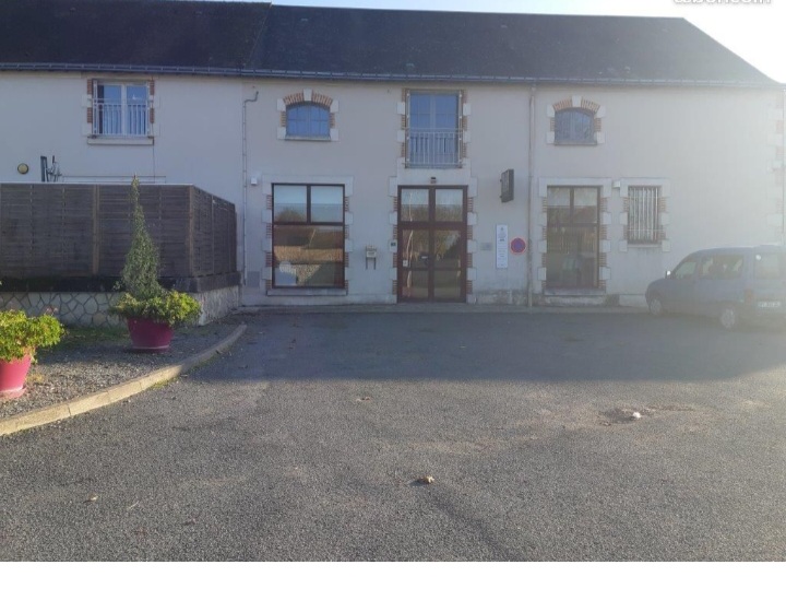 La commune de Parçay-sur-Vienne recherche un artisan ou commerçant souhaitant développer une activité de boulangerie, épicerie multiservices .

Situé au cœur d'un village dynamique de la vallée de la Vienne, le local bénéficie d'un emplacement central au service de la population.Le local est situé à proximité d'un bar tabac restaurant et la commune bénéficie d'un fort tissu associatif. La municipalité est particulièrement attachée au maintien et au développement des commerces de proximité, véritables acteurs de la vie locale.

Le local :

- Local commercial dédié à une activité alimentaire.
- Implantation en centre-bourg.
- Accès et stationnement à proximité.
- Possibilité d'aménager l'activité selon le projet du candidat.

Conditions :

- Location des murs uniquement.
- Aucun fonds de commerce à reprendre.
- Loyer mensuel attractif : 350 € hors charge.

Cette offre constitue une excellente opportunité pour :

- un artisan boulanger souhaitant s'installer,
- un commerçant en reconversion,
- une entreprise cherchant à développer un second point de vente.

Cette opportunité conviendra parfaitement à un artisan, un commerçant ou un porteur de projet souhaitant s'implanter dans un environnement rural attractif et bénéficier d'un loyer très modéré.
La commune étudiera avec attention tout projet contribuant au maintien et au développement des services de proximité.