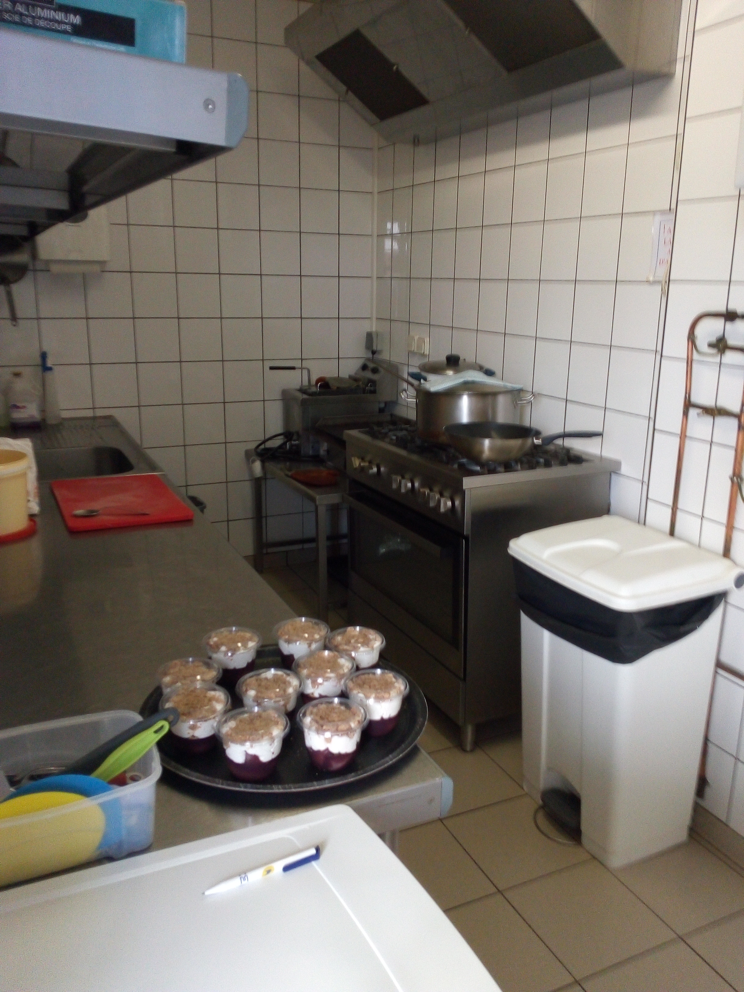 Vends fond de commerce Bar Restaurant , type restauration ouvrière, d'une capacité de 40 couverts à l'intèrieur et 20 couverts en terrasse.
Etablissement aux normes et en bon état. Ouvert du lundi au vendredi de 7h à 20 h. Fermeture le week-end. Idéal pour jeune couple souhaitant se lancer pour la première fois .