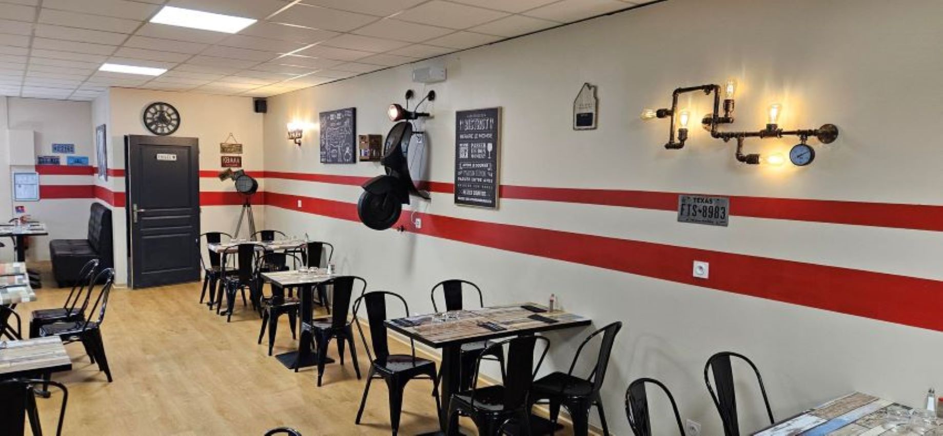 À vendre fonds de commerce d’un restaurant spécialités de viande et burger. Cause déménagement.

 Ce restaurant, reconnu pour la qualité de ses produits et son ambiance conviviale (Référencé Gault & Millau, Petit Futé Labellisé Loire à Vélo), offre une belle opportunité pour un repreneur souhaitant s’implanter dans un cadre dynamique.

Idéalement situé sur la rue principale de Châteauneuf-sur-Loire, il bénéficie d’un cadre naturel et patrimonial remarquable. Forte d’un passé fluvial, la commune valorise son histoire à travers son musée de la Marine, son parc classé et ses équipements culturels. Elle s’inscrit dans une dynamique de développement durable et d’attractivité touristique.

L’établissement dispose de 275 m2 (rénové en 2022) : 1 salle de 60 couverts et 1 salle de 50 couverts (possibilité développement : séminaires, privatisations, CE entreprise). 1 cuisine de 25m2 (matériel fonctionnel), 1 cave de 280m2 ainsi qu'une réserve sèche, 1 bureau, 1 vestiaires personnels, 1 terrasse extérieure de 46 couverts (en retrait de la rue). Parking privé pour la clientèle. Licence 4.

 1 apprenti à reprendre

Ouvert 6 jours/7 : Mardi – Mercredi 12h-14h 19h-21h00 ; Jeudi 12h-14h ; Vendredi – Samedi 12h-14h 19h-21h30 ; Dimanche 12h-14h (19h-20h30 d’avril à septembre).

 Bail commercial tous commerces renouvelé jusqu'en 2033 : Loyer 2000 €/HT mois.

 CA en évolution constante 280 000 HT €

 Opportunité de développement : Limonades, vente à emporter et livraison (nécessité territoire). Site internet opérationnel vitrine et vente en ligne.

 Accompagnement du cédant prévu.

 Prix du fonds de commerce 90 000 €.

Possibilité reprise en location vente.