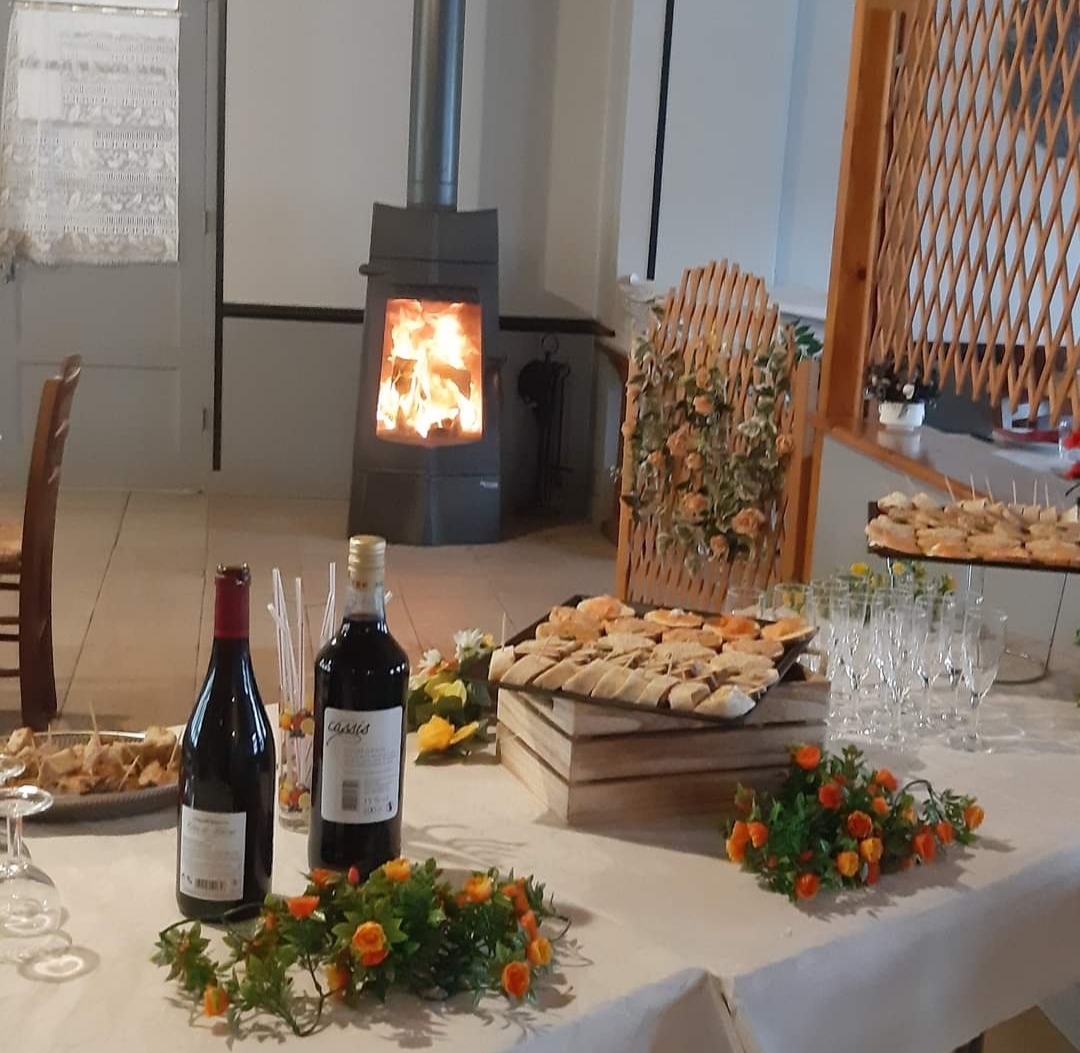 A vendre  Bar, restaurant  dans petit village de 1000 habitants.  
Ce commerce est fermé  depuis  le  31 mars 2023 cause  retraite,  il faisait le plein tous les midis et surtout le jeudi midi avec son célèbre kig ha farz.’ C'était le rendez vous  d'une clientèle d'habitués ,. Plusieurs possibilités pour faire revivre ce commerce,  par exemple   une épicerie,  chambres d'hôtes,  location de salle etc.... des aides communal et régionale  sont également possible selon le projet.  Idéale pour un jeune  couple  qui sera redonner vie à ce village qui n’à plus aucun commerce.