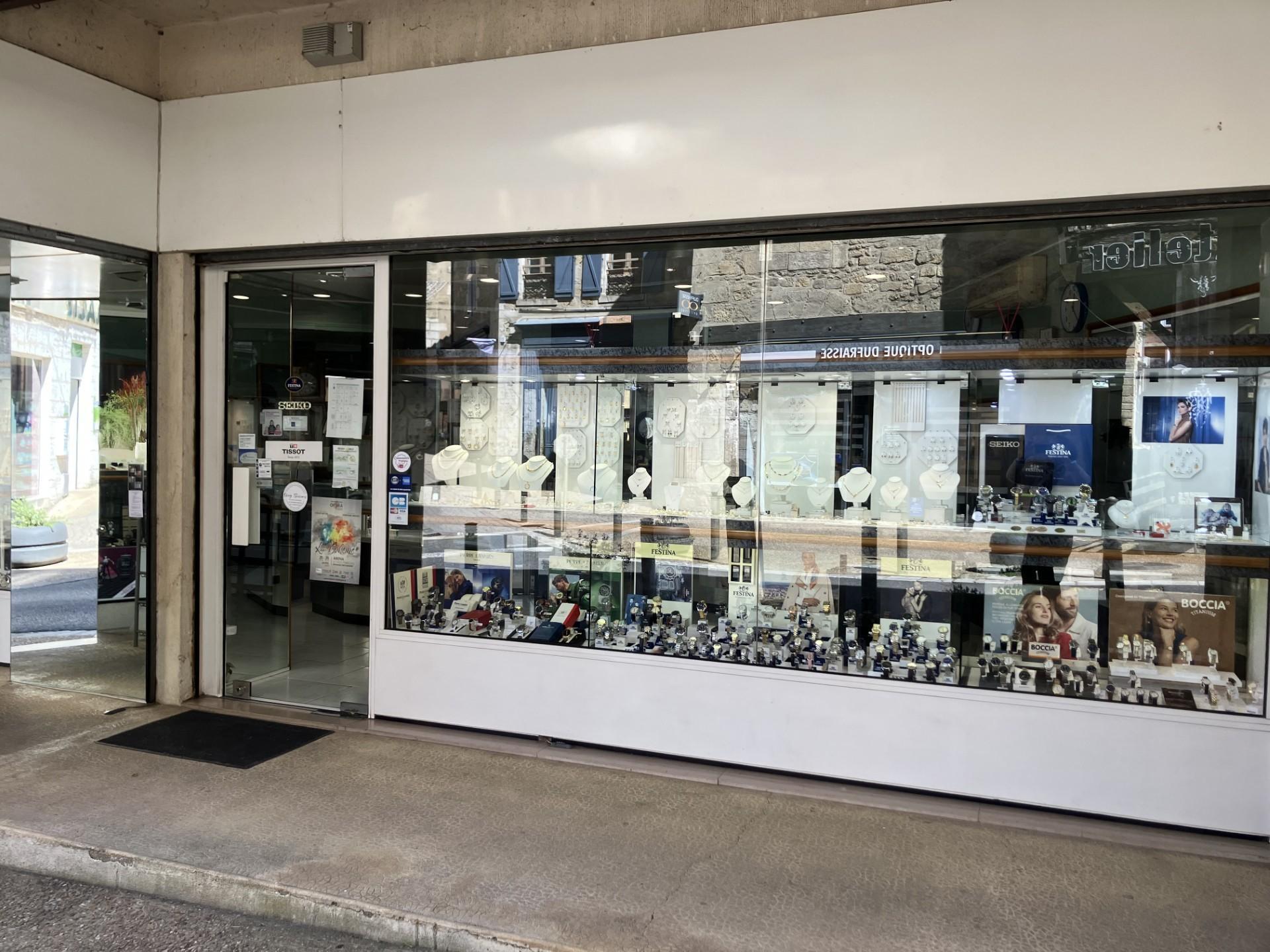 A reprendre, pour cause de retraite, fonds de commerce d’une bijouterie historique et de renom située au centre d’un bourg dynamique et commerçant du Périgord Vert.

La bijouterie bénéficie d’un emplacement premium, en angle, avec 13 mètres linaire de vitrine, offrant une belle visibilité. 

L’établissement développe une activité de bijouterie traditionnelle et qualitative, avec un positionnement moyen à haut de gamme. L’activité s’articule autour de trois univers : 

-          Bijouterie avec une belle offre en or 18 carats, argent et plaqué

-          Horlogerie avec des marques reconnues

-          Une gamme de bijoux fantaisie (plus récente) générant un flux régulier et élargissant la clientèle.

Cette boutique profite d’une clientèle locale attachée à son commerce de proximité, fidélisée au fil des années, ainsi qu’une clientèle touristique.

Elle présente plusieurs atouts :

-          Commerce établi depuis de nombreuses années, avec une forte notoriété locale,

-          Fichier clients qualifiés 

-          Produits sélectionnés auprès de fabricants français et de fournisseurs reconnus

-          Surface de vente de 73 m² - réserve annexe de 24 m² - Atelier et sanitaires de 10 m²

            Le local fait l’objet d’un bail commercial, avec loyer de 860 €.

-          La relance d’un atelier de réparation ouvre un potentiel de développement de l’activité.

CA 2025 : 107 000 € HT

Prix de fonds de commerce : 60 000 €