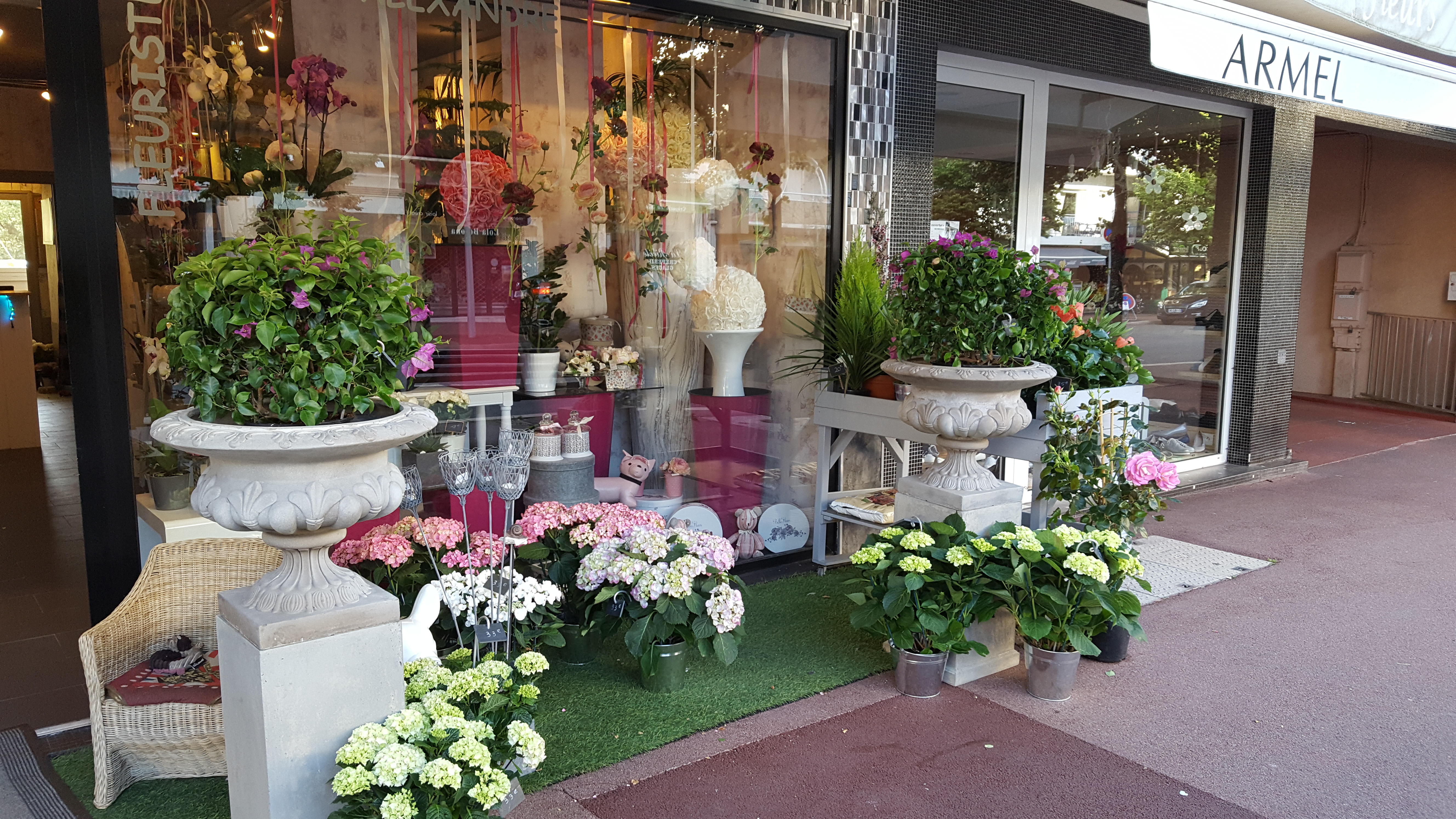 magasin de fleurs dans avenue commerçante ouvert à l'année. pas de travaux à prévoir.