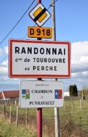 RECHERCHE UN BOULANGER-PÂTISSIER (idéal projet pour un couple)
RANDONNAI, COMMUNE DÉLÉGUÉE DE TOUROUVRE-AU-PERCHE
(dans la communauté de communes des Hauts du Perche)

Située dans le Perche Ornais, près de la Région parisienne et à vingt minutes de Mortagne-au-Perche, Randonnai commune déléguée de Tourouvre au Perche accueille plus de 750 habitants, avec une zone de chalandise dépassant les 4000 habitants. Traversée par la route départementale RD 918, axe très fréquenté reliant l’Eure-et-Loir (Nogent le Rotrou) à L’Aigle, Randonnai dispose d’une école primaire, un foyer d’adultes handicapés, un centre de loisirs, des services de proximité, des commerces de première nécessité (pharmacie, épicerie, médecin, agence postale, infirmière), et une zone d’activités. Située à l’entrée du Parc Naturel Régional du Perche, aux confins du Pays d’Ouche, de nombreux touristes, cyclotouristes et visiteurs s’y promènent !

Randonnai, commune déléguée de Tourouvre au Perche s’est engagée à redynamiser son territoire, notamment par l’implantation d’une nouvelle boulangerie pâtisserie. Le projet est porté par Randonnai et la Foncière de Normandie (organisme régional et partenaire pour la redynamisation commerciale) qui prévoit de mettre à disposition un local d’environ 130 m2, dans un ensemble immobilier en cours de construction (livraison prévue en septembre 2025). L’emplacement de la future boulangerie se situe le long de la route départementale RD 918, prévoit des stationnements à proximité. La boulangerie devra également comprendre une partie snacking pour répondre à un besoin de restauration sur le territoire (notamment pour les routiers, artisans, actifs, touristes et cyclotouristes). Un emplacement à l’extérieur de la boulangerie sera réservé pour la petite restauration/snacking. Le laboratoire sera entièrement équipé. Les équipements pour la partie boutique seront à la charge du futur exploitant (participation au financement du matériel à hauteur de 25000€).

La commune recherche idéalement un couple, pour pouvoir assurer la partie production et la partie vente de la boulangerie pâtisserie.

IMPORTANT : les candidats devront s’impliquer dans la vie de la collectivité grâce à l’ouverture de leur boutique lors des événements culturels, sportifs, associatifs et saisonniers organisés dans la commune !

Prière de fournir :
• Un CV
• Une lettre de motivation présentant votre projet professionnel dans la commune d’accueil
• Les copies de vos diplômes, attestations de formation
• Les certificats de travail de vos précédents emplois
• Un dossier de présentation de votre projet professionnel accompagné d’un prévisionnel comptable
Tout dossier incomplet ne sera pas étudié. Les candidatures retenues feront l’objet d’un passage en commission de présélection avec la commune, la Foncière de Normandie et la Chambre de Métiers et de l’Artisanat de Normandie.

Adressez votre candidature par mail à
Fanny BRULARD fbrulard@cma-normandie.fr à la CMA Normandie, Alençon
Date limite de réponse : 6 janvier 2025