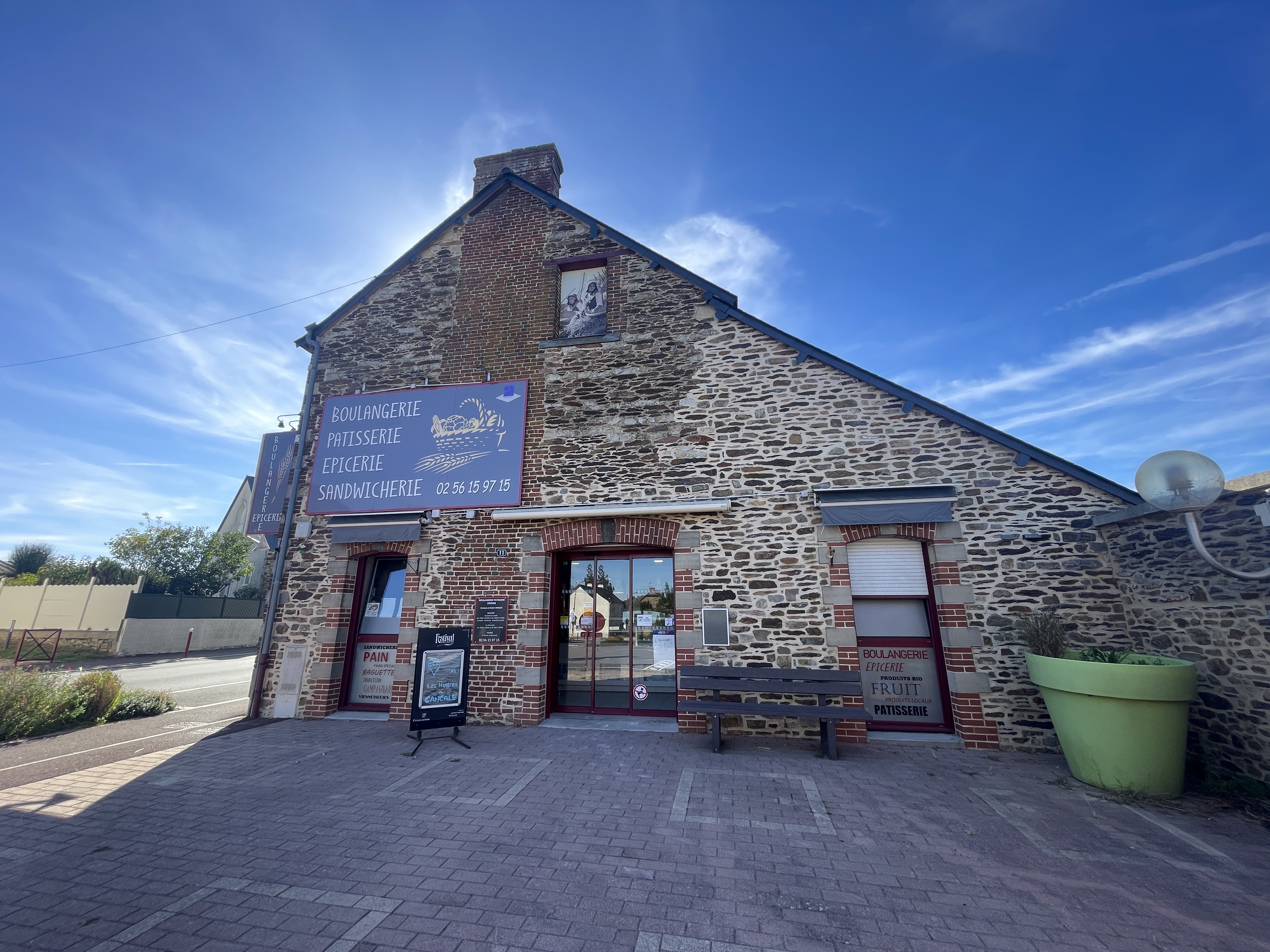 À Saulnières (35), boulangerie-pâtisserie-épicerie à vendre pour cause de départ en retraite.

Le commerce fonctionne bien : il bénéficie d’une clientèle fidèle et offre un fort potentiel de développement.

📅 Local disponible à partir de mars 2027.

💶 Prix du fond de commerce : 80 000€ (négociable)
Loyer : 517€ / mois (négociable)


 🥖 Les atouts de ce commerce :

• Fort attachement des habitants, véritable vecteur de lien social
•  Emplacement en cœur de bourg
• Très bonne visibilité sur la RD777, axe très passant en entrée et sortie de bourg
• Places de parking pour la clientèle
• Aucune concurrence sur la commune
• À 5 minutes de marche de l’école (maternelle et primaire)


🥐 En pratique :

• Surface de 130 m² (boutique et fournil), avec une réserve située en face du commerce
• Chiffre d’affaire : 207 000€ HT
• Équipe actuelle : 1 salarié en production et 1 salarié en vente
• Jours de fermeture : mardi et mercredi
• Congés : 5 semaines par an


🌳 Saulnières, une commune en plein développement :

Saulnières compte 817 habitants en 2026, soit une progression de 5,7 % depuis 2017.
Un lotissement communal est actuellement en cours de construction, à quelques minutes à pied du commerce, avec 59 nouvelles maisons en prévision.
La commune dispose de nombreux services et équipements : médiathèque « Le Grenier à Sel », FabLab, salle multisport, stade de Foot à 5, salle des fêtes, restaurant,  aire de jeux…
Elle bénéficie également d’un cadre de vie agréable avec un étang communal, des sentiers de randonnée et des événements tout au long de l’année, ainsi que d’un tissu associatif dynamique avec 10 associations.
L’école primaire compte 102 élèves à la rentrée 2026.

Plus d'infos : https://www.saulnieres35.fr/

📍 Situation : 

• 8 min de Janzé 
• 12 min de Bain-de-Bretagne 
• 20 min de Rennes (La Poterie)