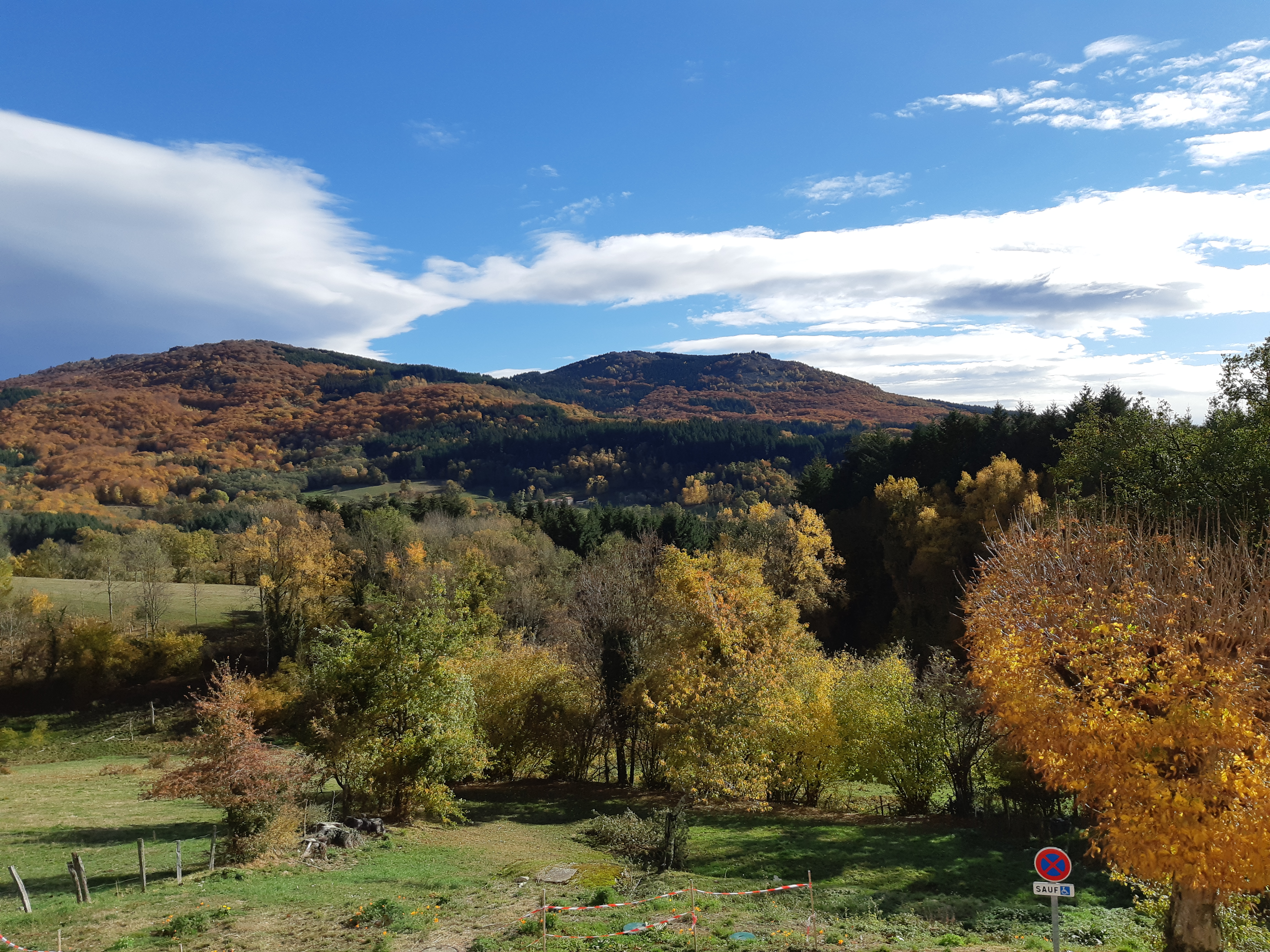 Recherche exploitant en location-gérance du Bar/Restaurant "Le Roc Blanc" à Sainte-Agathe (Puy-de-Dôme).

Soucieuse de proposer à la population locale des services de proximité et un lieu de convivialité, la Commune de Sainte Agathe, avec l’appui de la Communauté de Communes Thiers Dore et Montagne, a créé un bar-restaurant « Auberge le Roc Blanc », véritable lieu de vie.
Le bar restaurant était exploité jusqu’à aujourd’hui par un professionnel de la restauration. Celui-ci partant sur un autre projet, la commune recherche un nouveau professionnel pour exploiter et développer cette activité située dans Le Bourg de Sainte-Agathe (63120) au 3 route du Bourg.

Descriptif du local :
Le bar-restaurant est situé en rez-de-jardin à l’arrière du bâtiment de la Mairie, sur la route du Bourg (RD102). 
Les locaux d’une surface totale de 120 m² ont été entièrement rénovés en 2017 et sont aux normes d’hygiène et de sécurité en vigueur.
Stationnements devant le restaurant ou sur la place de l’église, à proximité.
Le bar-restaurant Le Roc Blanc possède une terrasse (environ 18 couverts) avec une vue panoramique sur le Roc Blanc et la campagne environnante.
Les locaux se composent :
-	d’une salle de bar-restaurant d’une capacité de 60 couverts (61,30m2) et équipée de rayonnages (en cas de banquet important, une salle communale, attenante au restaurant, peut accueillir 40 couverts supplémentaires)
-	d’une cuisine entièrement équipée de 21,20m2,
-	d’une réserve de 3,45m2,
-	d’un hall d’accueil de 7,70m2
-	d’un vestiaire avec sanitaires de 4,40m2
-	d’un dégagement de 13,80m2
-	d’un rangement de 2,60m2 dans la montée d’escaliers
-	de sanitaires aux normes
Le futur exploitant disposera d’une licence IV donnée en jouissance (mais restant la propriété de la commune).
L’aménagement extérieur comprend :
-	la matérialisation d’une place de stationnement et d’un cheminement pour personnes à mobilité réduite,
-	une dalle béton pour l’aménagement de la terrasse
-	une micro station d’épuration propre au restaurant
-	un bac à graisses
-	des panneaux de signalisation indiquant la présence du restaurant
Il n’y a pas de logement proposé avec le local commercial. Cependant, des possibilités de logement sur la commune existent.
Le futur exploitant sera lié à la Commune de Sainte-Agathe par une convention d’occupation temporaire. Le loyer s’élève à 220 € TTC par mois (en plus : contrats individuels d’électricité et de gaz citerne) pour les murs et l’exploitation du fonds de commerce.

Descriptif de l’activité
Sainte-Agathe est située à proximité de nombreux sites et villages plus importants (Bassin thiernois, villages de la montagne thiernoise…) mais reste légèrement en retrait des principaux axes routiers. Cependant, par sa situation au cœur du Parc Naturel Régional du Livradois Forez, Sainte-Agathe est un territoire qui séduit la clientèle touristique avant tout pour sa nature, par la présence à proximité de sites naturels, notamment le Grün de Chignore et son panorama, ainsi que de nombreuses activités de randonnée avec la présence de sentiers balisés, sentiers de découverte autour de thématiques propres au patrimoine et à la faune et la flore locale et enfin l’organisation de balades accompagnées, encadrées par un guide, en période estivale de juin à août.
Le cadre séduit également une clientèle de proximité (zone de chalandise de 20 000 personnes) qu’il s’agit de fidéliser par une cuisine et un accueil de qualité, voire une offre d’animations.
Le référencement, la réputation et l’e-réputation sont des éléments à prendre en compte sur une affaire comme le bar-restaurant le Roc blanc. Aujourd’hui, le restaurant est noté 4,7/5 sur Google (45 avis).
A l’heure actuelle, le Roc blanc n’est qu’un bar-restaurant mais une offre complémentaire de services peut être développée.
Clientèle possible : population locale, entreprises, associations, clubs, touristes. 
La Commune attend du professionnel qu’il propose un véritable lieu de vie où la clientèle peut trouver une cuisine traditionnelle, de qualité, un accueil convivial, des services de proximité et des animations. 
Le lieu offre un potentiel d’activité qui a été démontré par les exploitants précédents. Il ne demande qu’à être développé par un professionnel qui saura se rendre disponible pour sa clientèle et se doter des moyens nécessaires pour améliorer le chiffre d’affaires. (Cela reste une petite affaire en milieu rural).