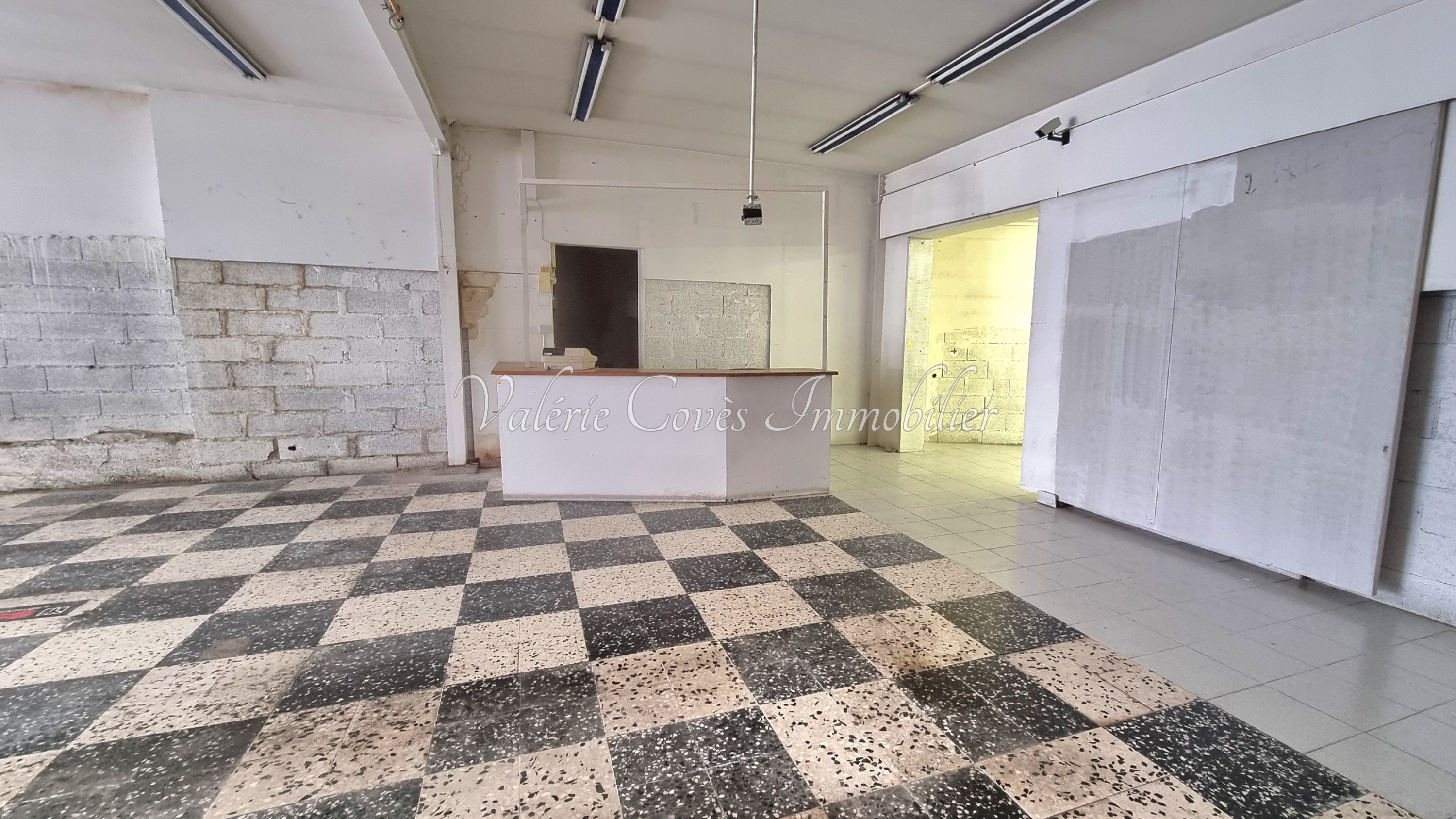 Rare opportunité d’acquérir un local commercial, toute activité, spacieux et fonctionnel, idéalement situé au cœur d'un village dynamique proche Alès (GARD) . Ce bien offre une surface plancher totale de 178,52 m², complétée par une grande mezzanine et un grenier aménagés en vaste espace de stockage.

Le local bénéficie d’une large vitrine sur rue, offrant une visibilité optimale pour toute activité commerciale. L’espace de vente principal, d’environ 89 m², est complété par deux réserves (19 m² et 31 m² environ), un local avec placards (9 m²) et des toilettes. La grande hauteur sous plafond ajoute un volume appréciable.

Deux entrées indépendantes permettent une modularité parfaite de l’aménagement, s’adaptant à divers projets commerciaux.

Idéalement situé dans un emplacement dynamique et très fréquenté, à proximité immédiate des commerces de centre-ville et des parkings municipaux, l’accès est facile tant pour la clientèle que pour les livraisons.

Ce local constitue une opportunité rare pour un investisseur ou un commerçant souhaitant s’implanter dans une zone vivante avec une forte visibilité.

Contactez moi dès maintenant pour obtenir plus d’informations ou organiser une visite.