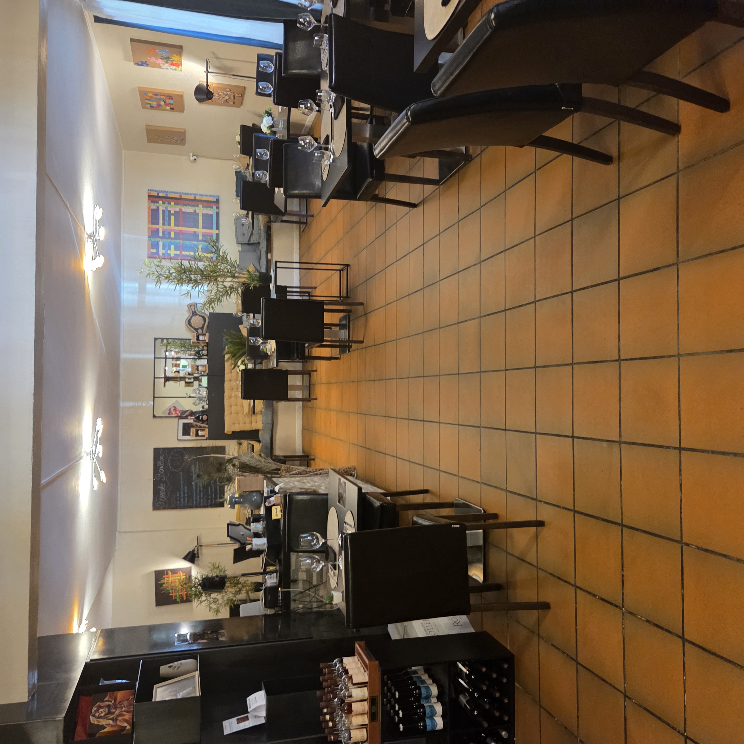 À vendre : bel établissement de restauration de 250 m², idéal pour un couple dynamique ou toute personne souhaitant développer une activité de restauration, traiteur ou commerce de proximité. Actuellement exploité seul depuis 8 ans renommée dans le lauragais, je souhaite céder mon affaire pour raisons de santé.

Description de l’établissement
- Surface totale : 250 m²
- Logement inclus : 40 m², pratique pour un couple souhaitant vivre sur place.
- Petit local indépendant de 50 m², équipé de toilettes, idéal pour :
  - une pizzeria,  
  - une boutique,  
  - ou toute autre activité complémentaire.

Espaces de restauration
- Deux salles :
  - Rez-de-chaussée : 30 couverts
  - Étage : 20 couverts
- Terrasse extérieure : 30 couverts
  - Location terrasse : 50 € / an
- Possibilité d’agrandir l’espace extérieur sur la voie publique en accord avec le propriétaire ou la mairie.

Cuisine et matériel
- Cuisine entièrement aménagée, fonctionnelle et prête à travailler :
  - plonge
  - espace de préparation adapté pour environ 60 couverts
- Activité traiteur déjà possible et facilement développable.

Conditions financières
- Loyer : 600 € / mois, tout compris.
- Charges très raisonnables pour un établissement de cette taille.

Points forts
- Affaire idéale pour un couple motivé ou un duo souhaitant développer une activité solide.
- Local supplémentaire permettant une deuxième activité (pizzeria, vente à emporter, commerce…).
- Établissement prêt à travailler immédiatement.
- Très bon potentiel de développement : traiteur, pizzeria, extension terrasse, événements…