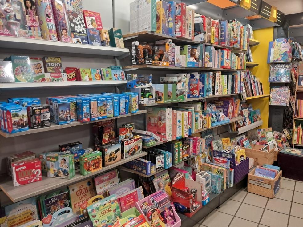 A vendre à Craponne-sur-Arzon en centre bourg , belle affaire : librairie, presse, journaux, Française des jeux, carterie, bijoux, jouets et papeterie avec boutique, espace stockage et bureau. Chiffre d'affaire important à développer avec possibilité d'acquérir les murs commerciaux. Entreprise gérée par deux associées avec une salariée . Possibilité accompagnement .