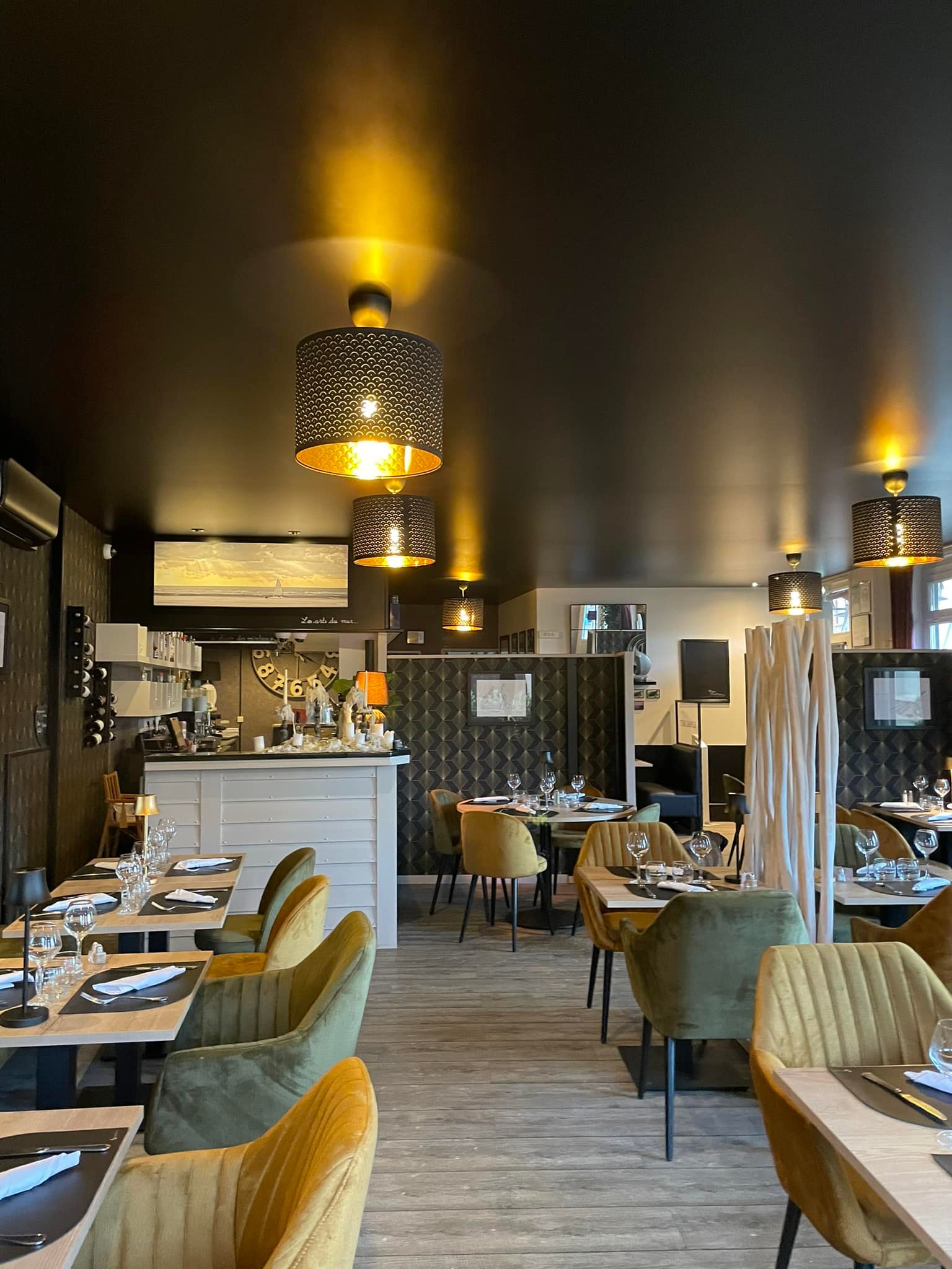 A VENDRE fonds de commerce à LE CROTOY en Baie de Somme.
Restaurant "Le Mascaret" à proximité immédiate de la plage et du centre ville ayant une forte notoriété et un très bon taux de remplissage. Actuellement, le restaurant dispose de cinquante couverts et d'une terrasse offrant 14 couverts supplémentaires. L'établissement est en parfait état. Vous pourrez développer l'activité : l'étage, d'une surface d'environ 120m² , n'est pas exploité pour le moment, Loyer de 1100 euros. Licence 4. Belle opportunité !