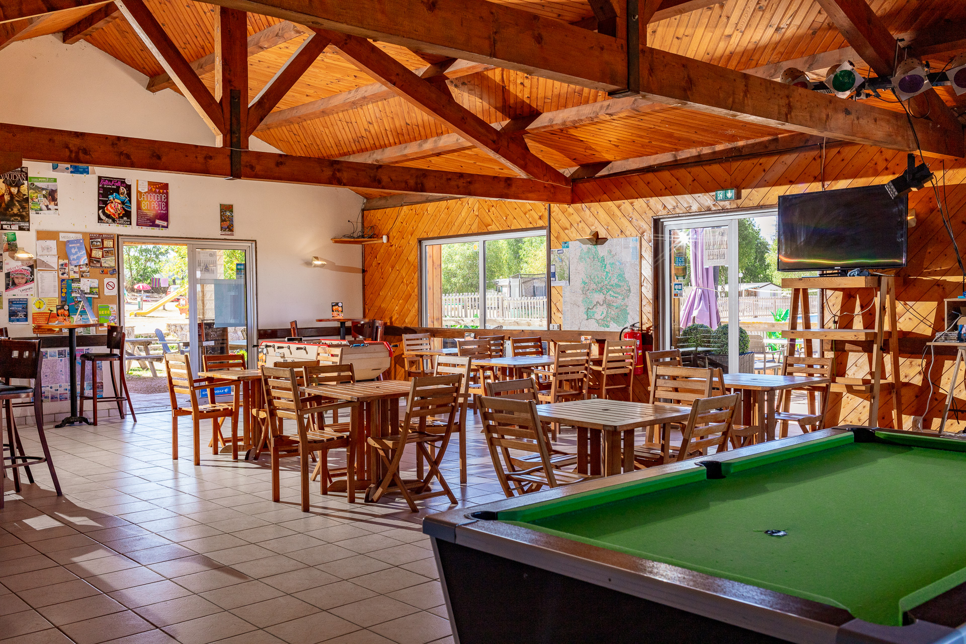 LOCATION GERANCE du 28 juin au 31 août 2025, BAR/RESTAURANT/PIZZERIA/DEPOT DE PAIN (80 couverts+ 2 terrasses), bar- jeux (licence IV) sur camping*** 139 emplacements avec piscine et parc aquatique, à 900m du grand lac de Naussac en Lozère (48).
Loyer : 1800 HT/mois hors charge + CAUTION.
Envoyez CV par mail: feminier.joel@gmail.com
site internet : www.campinglozere.com
Port : 06.81.28.90.89.

Vous êtes professionnels de la restauration et souhaitez réaliser une courte saison, sans avoir les désavantages des ailes de saison, dans un cadre en pleine nature avec une clientèle familiale détendue et sympathique, à proximité du grand lac de Naussac.

Vous disposerez d'une cuisine très bien équipée avec un grand espace , d'un logement en mobil home compris dans la location, et possibilité de disposer d'un deuxième mobil home pour votre personnel à 350€/ mois . Les animations en soirée (concert et soirée dansante) sont prises en charge par les propriétaires du camping.

Vous travaillerez dans un restaurant de caractère tout en fustes avec une cheminée ancestrale, et servirez sur la terrasse face à la piscine et au soleil couchant. Bar attenant à la salle restaurant.

N'hésitez pas à nous contacter pour de plus amples informations.