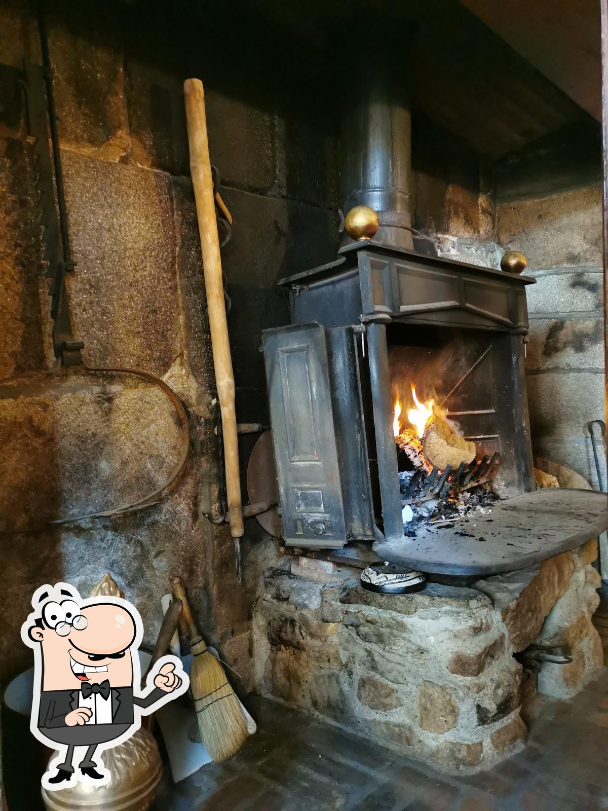 Situé au cœur du village touristique de La Chaise-Dieu, le restaurant Le Fougaou, exploité depuis 2002 constitue une opportunité rare d’implantation dans un secteur à forte notoriété patrimoniale et culturelle.

La commune bénéficie d’une attractivité soutenue, notamment grâce au prestigieux Festival de La Chaise-Dieu, événement de renommée internationale générant une fréquentation importante chaque année. Le village ne compte que trois restaurants, offrant un positionnement stratégique et un potentiel de développement réel.

Caractéristiques de l’établissement : Capacité : 80 couverts (répartis sur 3 salles). Surface commerciale : 100 m². Labo : 25 m². Réserve : 10 m². Atelier : 100 m². Logement de fonction : 100 m². Cour arrière exploitable (création terrasse, extension d’activité ou espace événementiel). Licence IV. Établissement conforme aux normes PMR, hygiène et sécurité. Activité indépendante

Équipements professionnels complets.

Cuisine fonctionnelle et opérationnelle immédiatement : Fourneau gaz 5 feux. Four électrique avec étuve. Four chaleur tournante électrique. 2 plans de travail inox. Évier légumerie. Meuble étuve. Frigo bahut 3 portes GN1. 2 armoires frigo ventilées. 2 congélateurs bahut. Lave-vaisselle à capot. Évier plonge + lave-mains. Rangements complets.

Bar : Meuble bar bois équipé. Comptoir réfrigéré 4 portes. Groupe pression.

Véhicule utilitaire en leasing (repris avec la société).

Données économiques : Chiffre d’affaires de 80.000 € HT. Exploitation actuelle : 3 jours par semaine. Aucun salarié. Aucune dette. Clientèle locale, régionale et touristique (particuliers, entreprises).

Important levier de croissance : l’augmentation des jours d’ouverture, le développement d’une offre saisonnière renforcée et la valorisation de la cour arrière permettraient d’accroître significativement le chiffre d’affaires.

Modalités de cession : Cession totale des titres pour 50.000 €. Vente des murs pour 100.000 €. Licence IV incluse. Accompagnement du repreneur possible pendant 1 mois. Profil recherché : couple.

Les atouts majeurs de l’affaire :

✔ Un emplacement à forte attractivité touristique : Implantation dans un village classé parmi les hauts lieux patrimoniaux de Haute-Loire, bénéficiant d’un flux touristique régulier toute l’année et d’un pic d’activité lors du Festival. Notoriété nationale et clientèle variée.

✔ Une concurrence limitée : Seulement trois restaurants sur la commune, offrant une véritable marge de progression commerciale, notamment en élargissant les horaires et en travaillant la saisonnalité.

✔ Un outil de travail complet et opérationnel : Cuisine équipée, bar fonctionnel, espaces distincts permettant une organisation fluide du service. Aucun investissement lourd immédiat à prévoir.

✔ Des surfaces confortables et modulables : Trois salles permettant d’accueillir groupes, événements, clientèle touristique et locale. Cour arrière exploitable pour création d’une terrasse ou organisation d’événements estivaux.

✔ Logement de fonction intégré : Appartement de 100 m² permettant une installation sur place, réduisant les charges personnelles et facilitant la gestion quotidienne.

✔ Structure saine : Entreprise sans dette, cession des titres, murs inclus, visibilité claire sur l’investissement global.

✔ Fort potentiel de développement : Extension des jours d’ouverture. Valorisation de la licence IV. Développement d’une offre événementielle en lien avec le Festival. Mise en place d’une communication digitale renforcée. Accueil de groupes touristiques et séminaires

Une opportunité idéale pour un couple de professionnels souhaitant s’installer dans un environnement de qualité, alliant cadre de vie, patrimoine et potentiel économique.