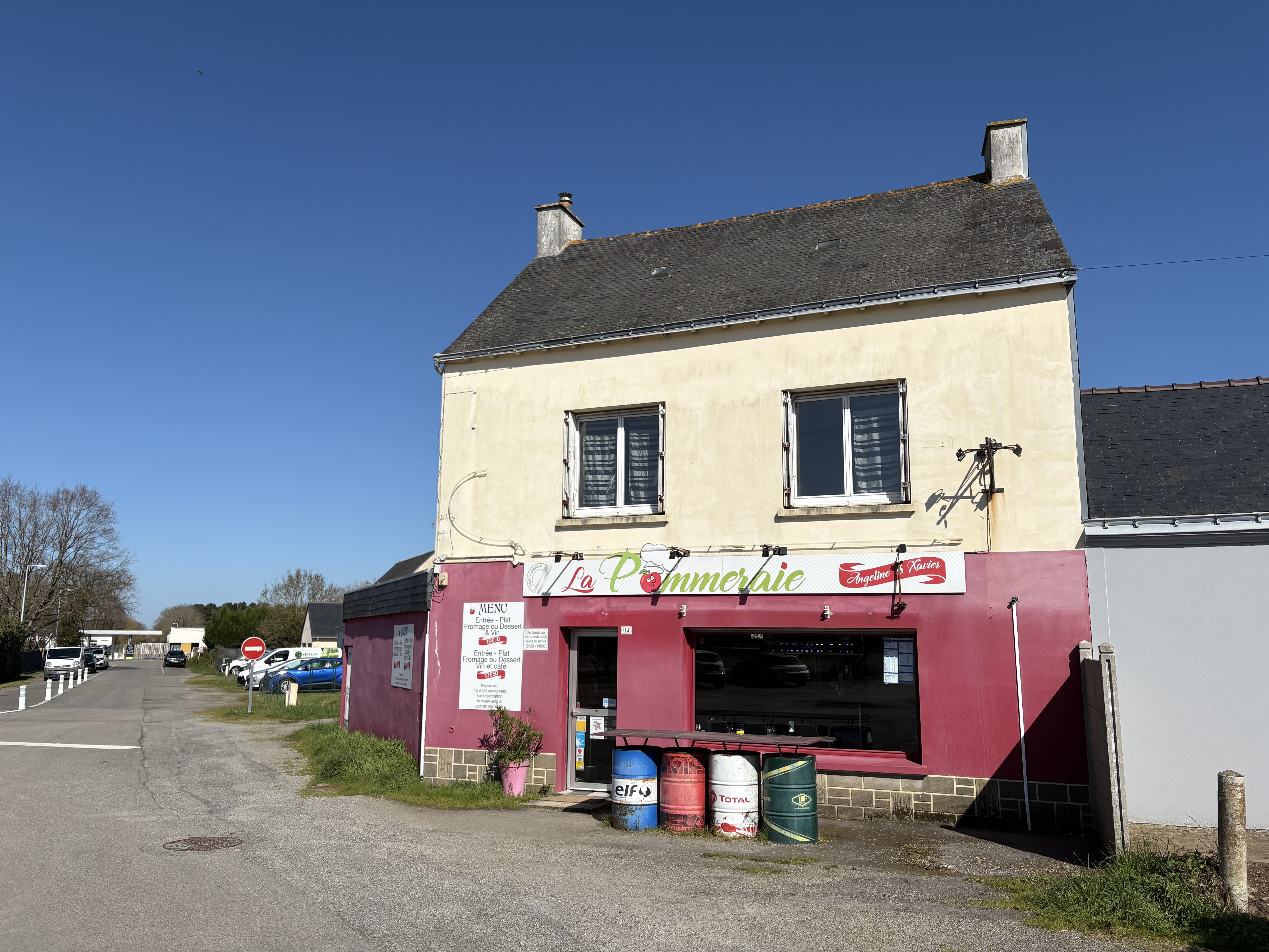 Restaurant 170 m² 
Vous rêvez de reprendre une affaire saine, rentable et parfaitement implantée ? en voici l'opportunité, ce restaurant de cuisine traditionnelle situé à Donges, est fait pour vous !  Emplacement N°1 en angle, à proximité d'une route très passante, dans une zone à rayonnement multicommunal.  Capacité : 50 couverts en salle + 20 place en salle bar + 30 en terrasse – clientèle fidèle de proximité et professionnelle.  Historique solide : Exploitation en place depuis plus de 10 ans, chiffre d’affaires stable autour de 250 000 € HT/an avec un EBE retraité de 100 000 €. Loyer 1600€ HT/mois  Local en bon état, matériel renouvelé, extraction en toiture, accessibilité PMR, conformité électrique & encaissement.  Atouts supplémentaires :  Licence IV  /Réserve / stockage  Stationnement aisé avec un grand parking à proximité immédiate  Bail tous commerces jusqu’en 2032 incluant un logement de fonction ou location à la chambre (très demandé).
 Possibilité d'acquérir les murs.  Excellente e-réputation  Potentiel de croissance identifié : +20 % du CA sur 3 ans. Fréquence d’ouverture optimisable (actuellement 5 midis/semaine, fermé les week-ends).  Prix de cession du fonds : 120000 €  Aucun diplôme requis, gestion accessible, idéal pour un couple ou une première affaire !  Contactez-nous dès maintenant pour organiser une visite et découvrir cette belle opportunité clé en main.