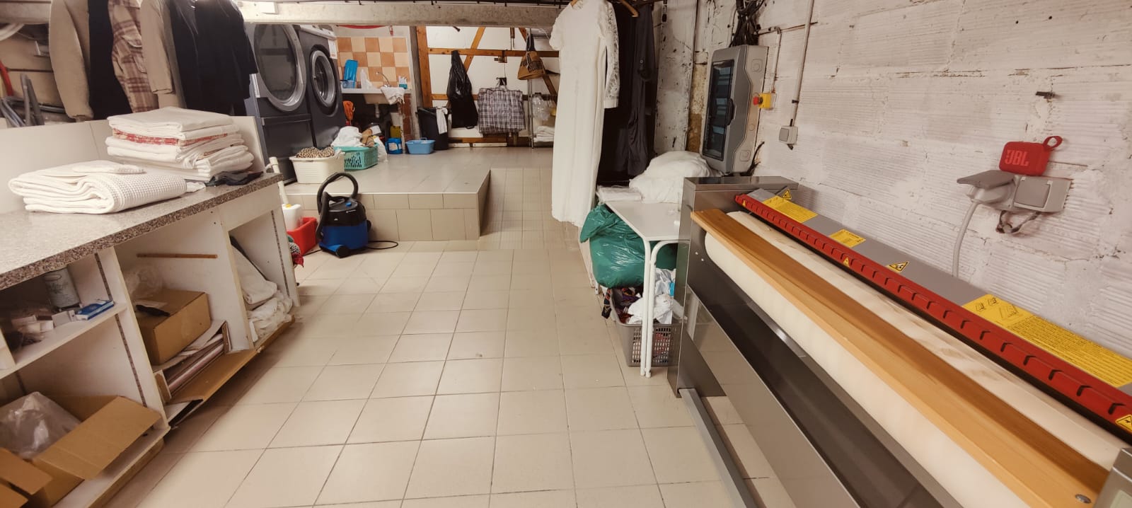 Cède un fonds de commerce  de pressing, blanchisserie, vente de produits de mercerie et laine. Cause changement d'activité.

Situé dans un village de 1300 habitants au Nord-Ouest du département du Lot-et-Garonne avec une clientèle sur environ 20 kms. Pas de concurrence sur le secteur. Clientèle fidélisée et variée composée essentiellement de propriétaires de gites, de particuliers.
Bonne notoriété liée à la qualité des prestations et à un bon relationnel. 
L’affaire fonctionne avec une personne.

Local boutique lumineux d’environ 35 m², une zone technique de plus de 70 m2 avec matériel et équipements complets et entretenus (1 machine à laver de 18 kg, un machine sèche-linge de 24 kg, une calandreuse, une table à repasser, une table à détacher et une emballeuse murale, 1 emballeuse à main). 
Deux réserves de 10 m2 et 20 m2. Loyer annuel de 6000 €
Ouvert le lundi et du jeudi au samedi matin. 
Possibilité de développement de l’activité en augmentant l’ouverture public notamment pour la partie vente laine, mercerie, la possibilité d’inclure un espace retrait colis. Chiffre d’affaires constant à 62 k€
L’affaire est disponible immédiatement.

Prix du fonds : 40 k€
Possibilité d'achat des murs commerciaux + un appartement de 80 m² occupé en bon état.