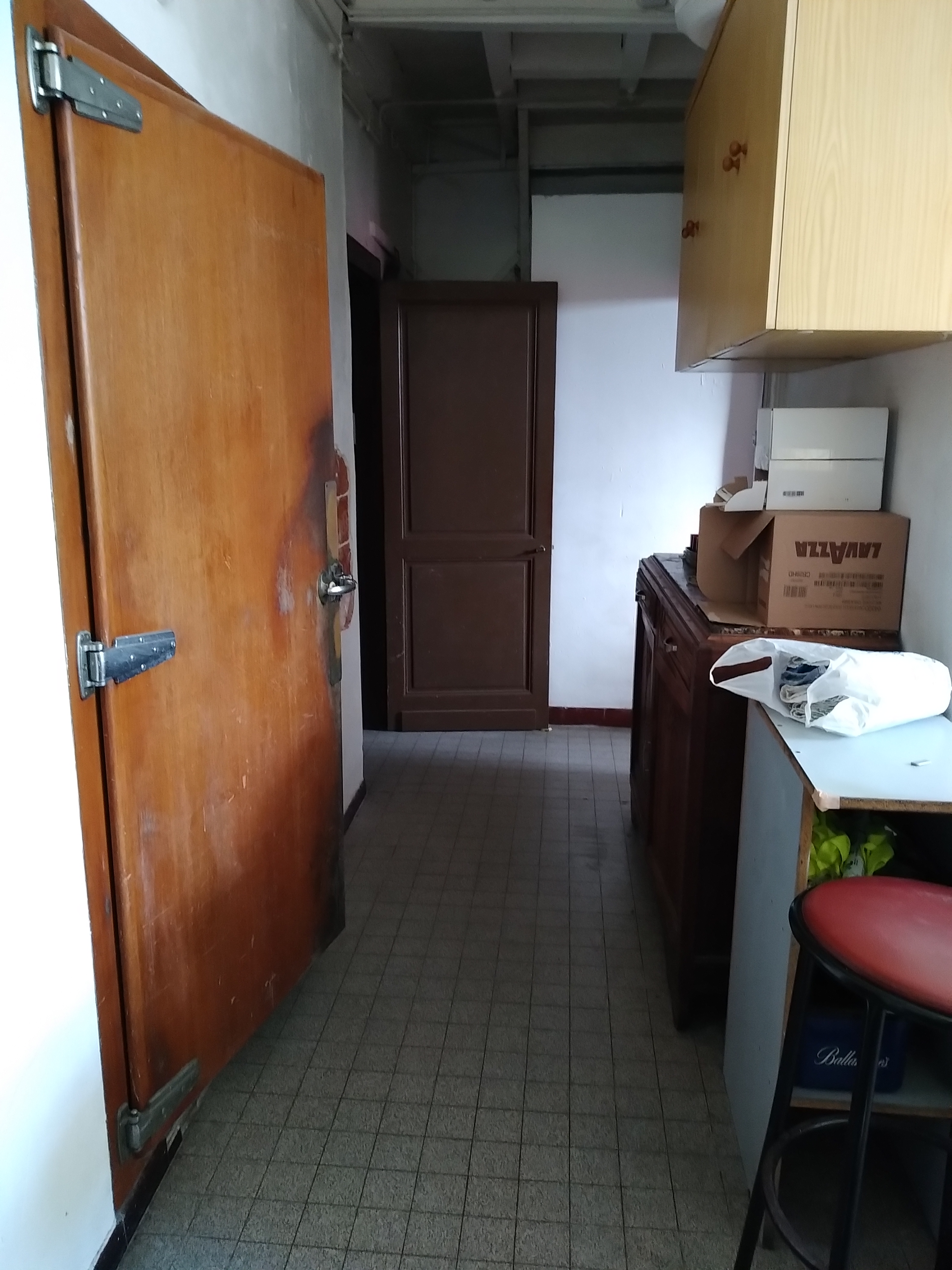 Location saisonnière du 01/04 au 31/09/2026 – Bar licence 4 Restaurant sur la Côte Landaise  idéalement situé dans le cœur du village, environnement dynamique et très fréquenté en période estivale.
L’établissement bénéficie d’un emplacement privilégié, à proximité du marché avec un fort passage touristique.
Il dispose d’une salle intérieure conviviale, d’une terrasse appréciée en saison, d’un bar entièrement équipé ainsi que d’une cuisine fonctionnelle et opérationnelle.
Le lieu est parfaitement adapté à une activité de restauration traditionnelle, tapas, bar à ambiance ou restauration rapide de qualité.
Clientèle locale et touristique fidèle, fort potentiel de chiffre d’affaires sur la période estivale.
Possibilité de loger sur place.
Le loyer s'entend H.T mais comprend l'eau et l'électricité 
👉 Points forts :
Emplacement recherché sur la côte landaise
Établissement clé en main
Terrasses dont une couverte (150 places)
Cuisine équipée
Fort potentiel saisonnier
Idéal pour professionnels de la restauration (permis d'exploitation à jour) souhaitant exploiter un établissement dans un cadre attractif et animé.

📩 Renseignements et visites sur demande.