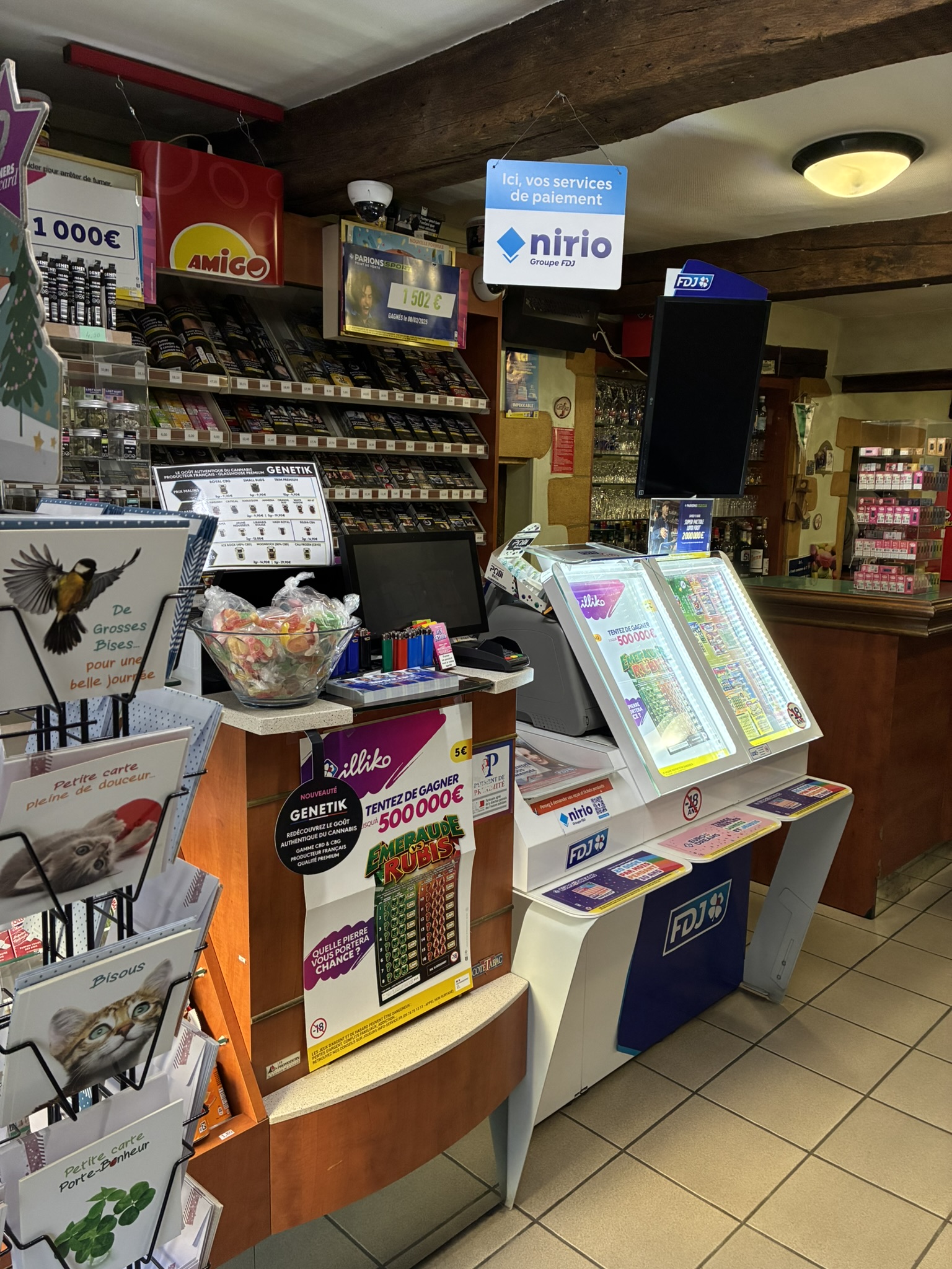 À VENDRE – BAR TABAC PRESSE LOTO RELAIS COLIS / AVEC POSSIBILITÉ SNACK – DANS UNE CITE DE CARACTERE (42).  
Emplacement privilégié dans la couronne d’un village classé parmi les 100 plus beaux détours de France. Cet établissement, situé dans une commune dynamique et très fréquentée par les touristes, bénéficie d’un excellent emplacement et d’une belle visibilité. 
Activité actuelle : Tabac-bar-loto-jeux-presse-relais Pickup. 
Proche des écoles (population étudiante importante), possibilité de développer l’activité snacking. L'agencement est fonctionnel, le matériel en place est de qualité et une cuisine attenante peut être équipée pour la petite restauration. Appartement  avec véranda à rénover, à disposition.
Loyer attractif : 490€ / mois. Terrasse (taxe annuelle 120€). 
Le village compte une centaine de commerces, ce qui constitue sans doute une sorte de record pour une ville de 3900 habitants.  Très beau marché hebdomadaire.  De nombreuses places de stationnement gratuites à proximité.  Ce commerce est parfait pour un repreneur seul ou un couple souhaitant s’installer dans un cadre de vie agréable. 
Belle affaire à visiter sans tarder. Possibilité d’accompagnement pour une continuité pérenne.