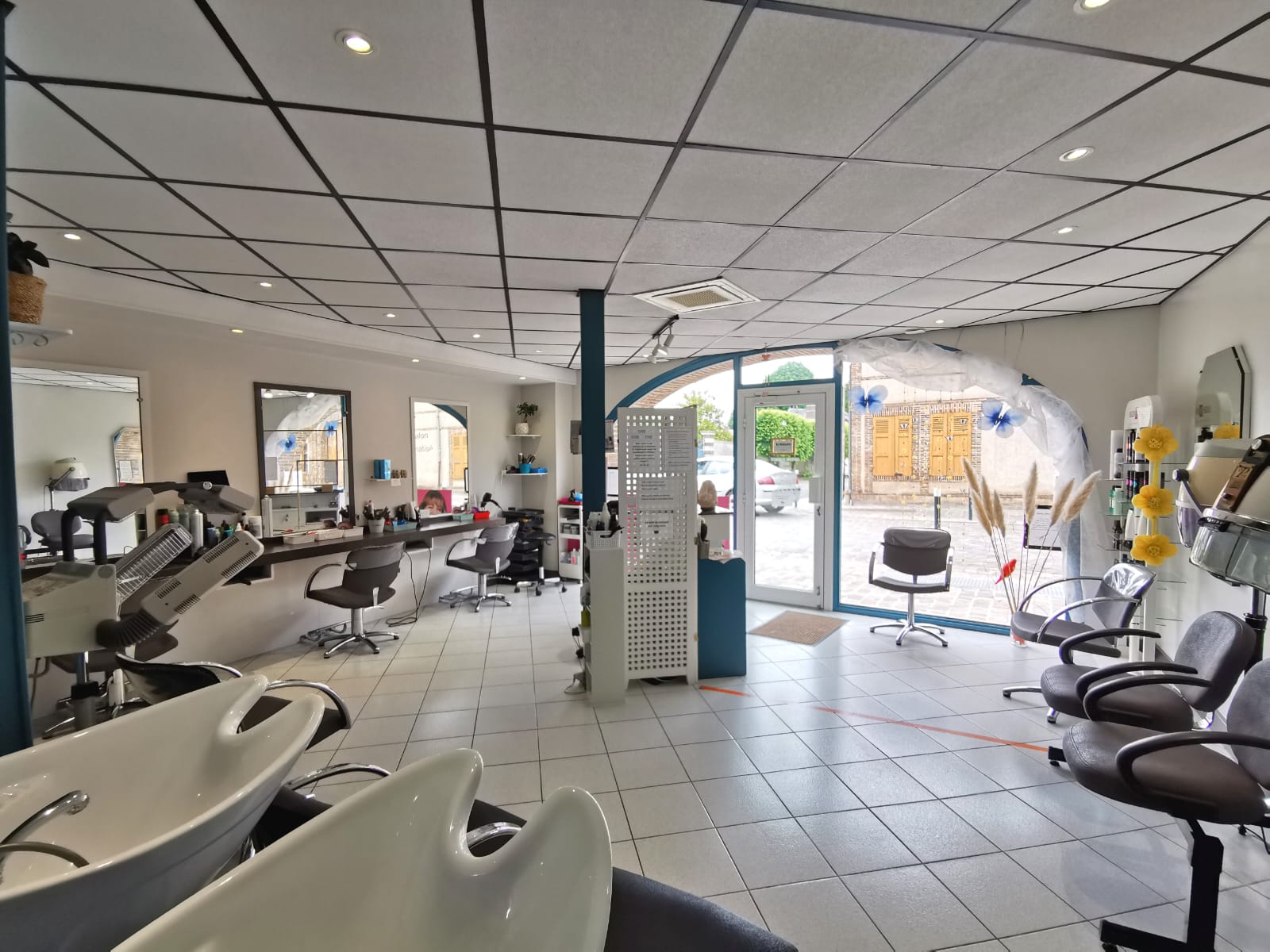 Salon de coiffure mixte en lisière du Perche, dans une charmante commune de 3200 habitants. Situé en plein centre-ville, avec parkings gratuits à proximité. Salon lumineux de 42m², refait à neuf en 2019/2020, climatisé, avec 2 bacs et 3 postes de coiffage.
Clientèle habituée et fidèle depuis 34 ans. Loyer de 562€HT/mois. CA en constante augmentation. 
Il est temps pour moi de prendre ma retraite, un accompagnement est possible de ma part. N'hésitez pas à me contacter pour plus de renseignements.