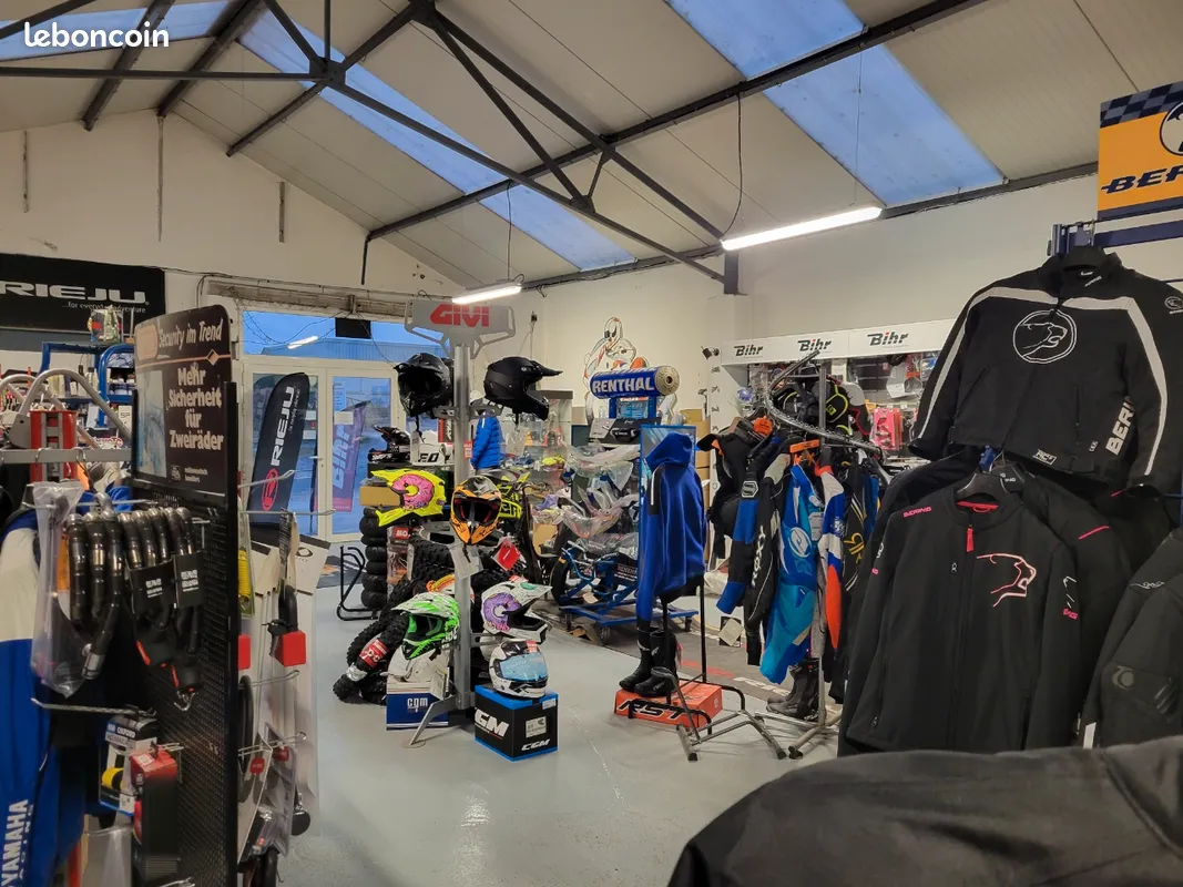 Nous avons le plaisir de vous proposer à la vente une partie du fond de commerce? bien établi depuis 1993 situé au cœur de Bonny sur Loire. Ce commerce, spécialisé dans la vente et réparation de motos, scooters et quads bénéficie d'une clientèle fidèle depuis plus de 30 ans, ce qui en fait une opportunité idéale pour un entrepreneur souhaitant se lancer dans le secteur et développer l'activité en plus dans le cycle et les véhicules 2 roues électriques.
Surface de vente de 120 m2, atelier de réparation de 20 m2, bureau de 15 m2, réserve de 10m2 plus cour fermée de 100m2.
- Raison de la vente : la retraite !

** Le Prix de vente : incluant agencement du magasin et outillage, le stock est en plus mais une partie peut être mis en dépôt vente pour l'aide au démarrage.
Bail 3/6/9 signé en août 2019, loyer 520€/mois.**

Cette offre représente une occasion unique d'acquérir un commerce clé en main, avec la possibilité de développement de nouveaux services/produits.
Pour plus d’informations ou pour organiser une visite, veuillez me contacter par email ou téléphone.
N'hésitez pas pour continuer l'aventure !