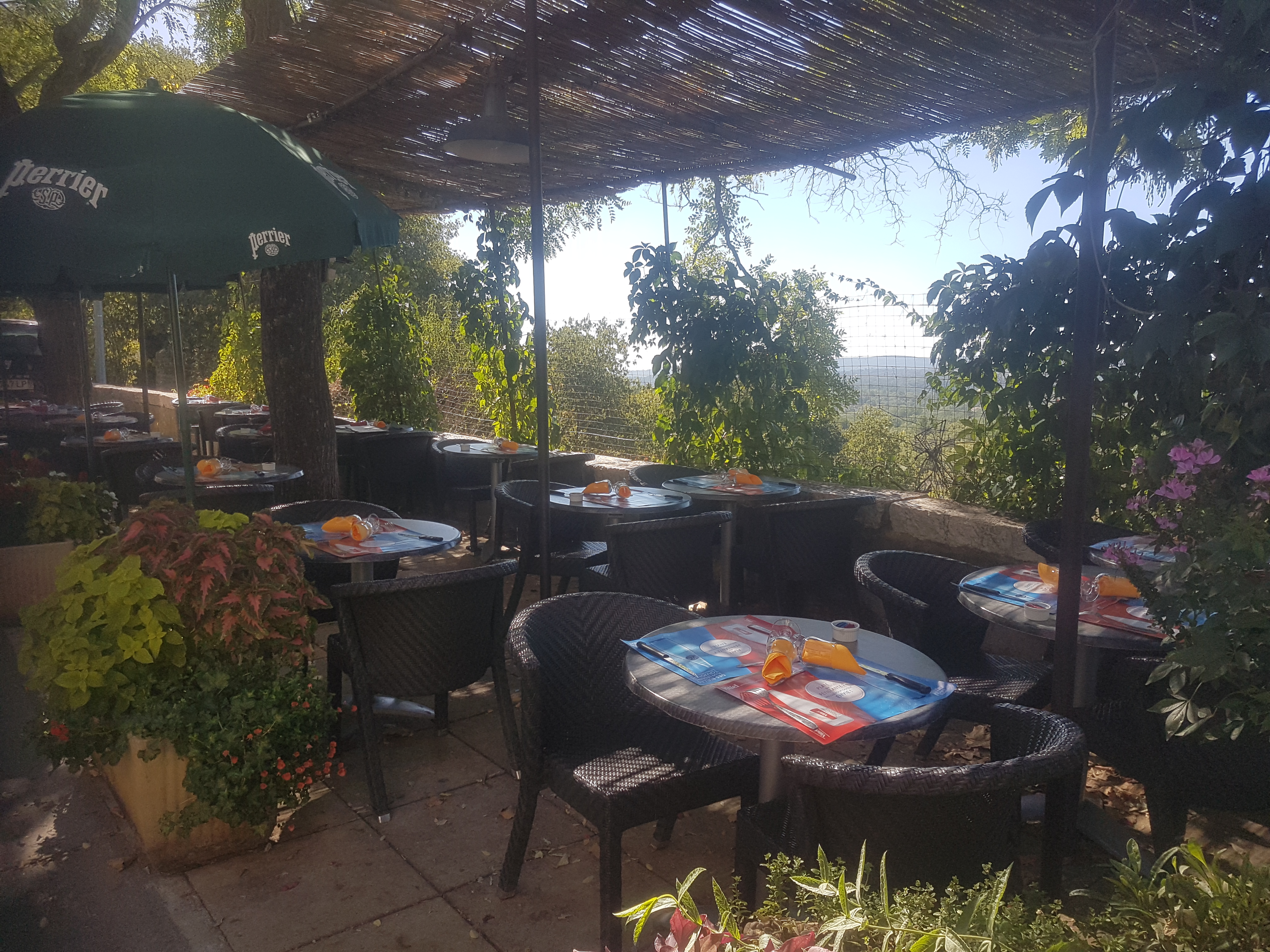 Dans un charmant village de Provence Verte dans le Parc du Verdon                                                              Tabac Fdj Bar et Restaurant  salle à manger de 30 places  et terrasses 50 places.
Très bonne rentabilité sur un axe de passage.
EBE 95800
Je souhaite prendre ma retraite.
