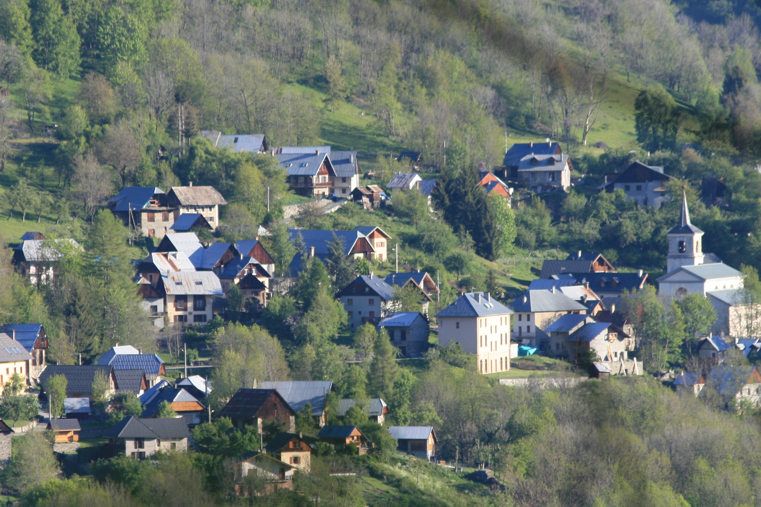 Mise en gestion d’une Auberge et d'appartements-gîtes 
 
La Commune de Saint Alban des Villards (Savoie) lance un appel à candidature pour la gestion et l’exploitation d’un commerce bar restaurant « Auberge le Triandou » et d’appartements-gîtes, sous la forme d’une autorisation d’occupation temporaire du domaine public.

Le bâtiment, regroupant l’auberge et les appartements, bénéficie d’une situation idéale au cœur d’un village de montagne.

Le commerce, entièrement équipé, dispose d’un bar, d’une salle de restaurant de 30 couverts, d’une terrasse et est mis en gestion avec une licence IV. Cette gestion peut convenir à un binôme. Possibilité de logement pour l’exploitant.

Les candidats intéressés sont invités à demander le dossier intégral d’appel à candidature auprès de la mairie par mail à mairie.stalbandesvillards@orange.fr (dossier disponible à compter du  4 septembre 2025). Les réponses à l’appel à candidature seront à déposer avant le vendredi 31 octobre 2025 à 12 heures par voie électronique ou voie postale à Mairie de Saint-Alban-des-Villards 25 route du Bessay Chef-lieu 73130 Saint-Alban-des-Villards.
Pour tout renseignement complémentaire, contact mairie :  04 79 59 44 67.