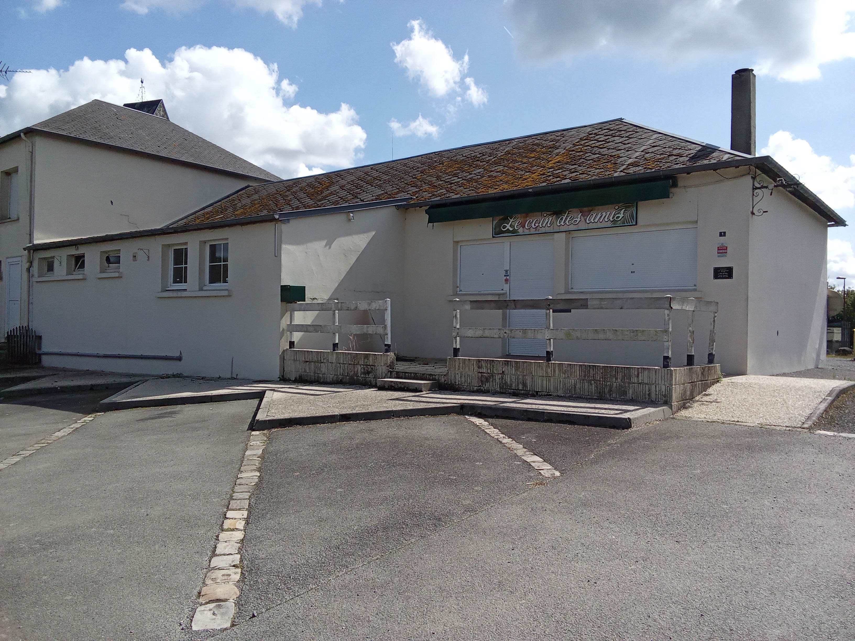 Le Luot, commune rurale de 301 habitants proche de Avranches, recherche personne motivée pour reprendre son commerce en location gérance : restaurant, bar (licence IV), potentiel pour développer d’autres services (dépôt de pain, épicerie …).
Le bien proposé est composé de :

Un local commercial : une partie bar ouvert sur une salle de restaurant (pour 30-40 couverts) agrémentée d’une belle cheminée en pierre avec insert, une seconde salle (pour 30-40 couverts également), une terrasse extérieure et un parking.
Cuisine totalement équipée, tables, chaises et vaisselle. Licence IV. 
Un logement (maison mitoyenne) composé de :
	Au sous-sol : garage, chaufferie.
	Au rez-de-chaussée : un salon-séjour, cuisine, cellier, W.C.
	À l’étage : trois chambres, salle de bains.
	Grenier au-dessus.
	Petit jardin d’agrément derrière le logement.

Clientèle locale à fidéliser, cuisine familiale et menus ouvriers à privilégier et à développer, avec un réel potentiel.
Compétences indispensables : vous devez avoir des diplômes dans le domaine de la restauration et/ou de sérieuses références et savoir tenir une comptabilité.
Si vous êtes d’un tempérament entreprenant, ouvert aux autres, disponible, avec un esprit rural et le sens de l’accueil, merci de nous adresser dans un premier temps votre candidature, en nous précisant de façon détaillée :
	Votre expérience et celle de votre conjoint(e) si vous souhaitez vous installer à deux
	Vos formations (scolaires et autres) 
	Pourquoi vous souhaitez vous installer chez nous, surtout si vous n’êtes pas dans notre secteur géographique
	Si vous avez déjà un projet pour l’établissement…
Aucune visite ne sera organisée sans ce minimum d’information.
Locaux disponibles de suite.