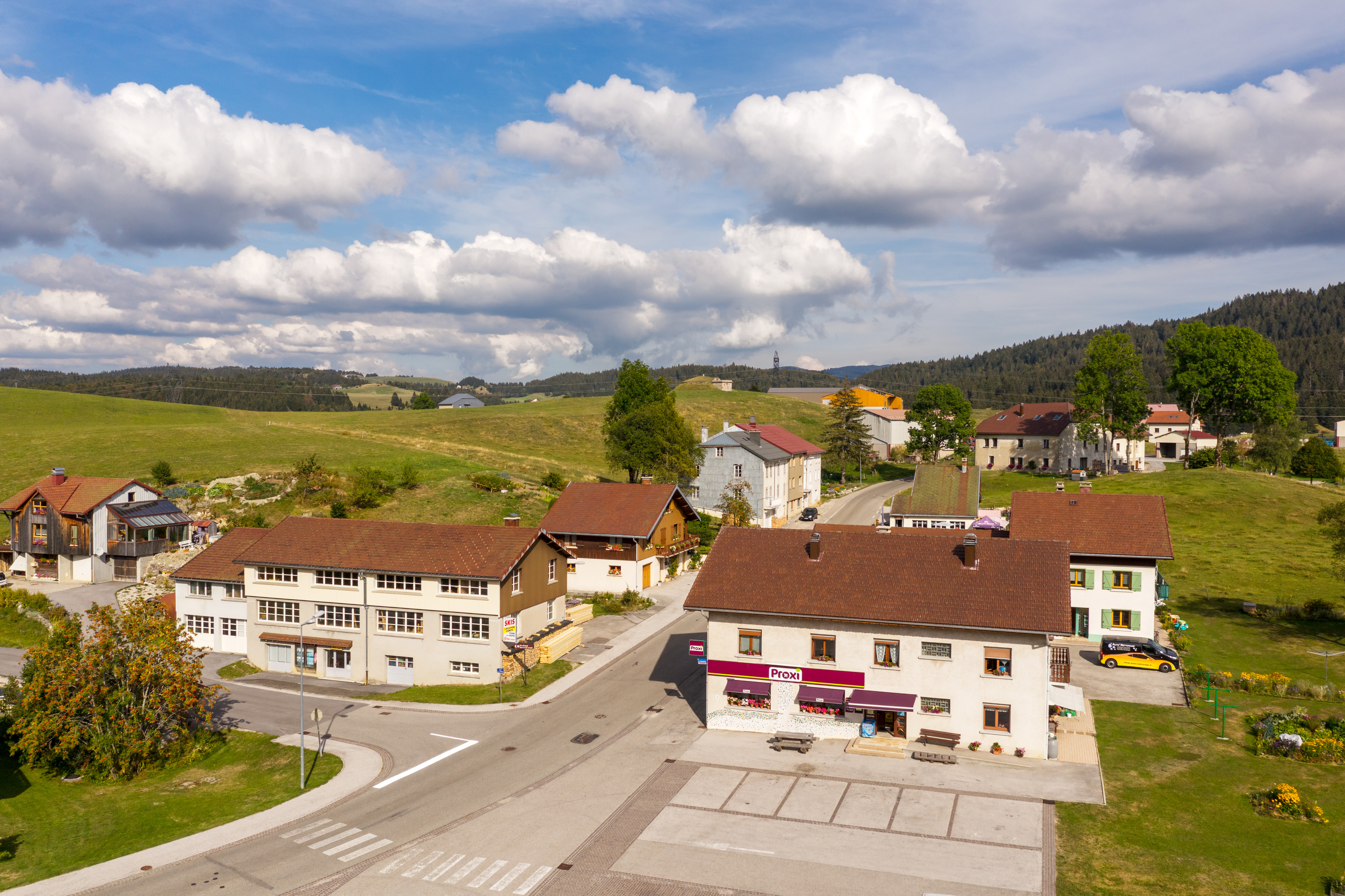 Vente d'une épicerie multi-services, sous enseigne Proxi (Groupe Carrefour).
Située au coeur d'une station de ski du haut Jura, prisée aussi bien en hiver qu'en été.
Magasin d'une belle surface de 95 m2, équipé de la climatisation et d'un rayon traiteur, charcuterie, fromage à la coupe. Le magasin dispose d'une réserve de 56 m2, 1 chambre froide, 1 bureau, le tout très bien entretenu, ambiance chaleureuse avec beaucoup de bois.
Les services proposés sont la presse, les produits locaux, le gaz et le pain. CA stable, avec une belle marge de progression en augmentant l'amplitude horaire. Le magasin ferme 5 semaines par an pour congés.
Le prix demandé pour le fonds de commerce est de 100 000 €. Loyer de 462€ mensuel. Idéal pour un couple ou 2 associés.