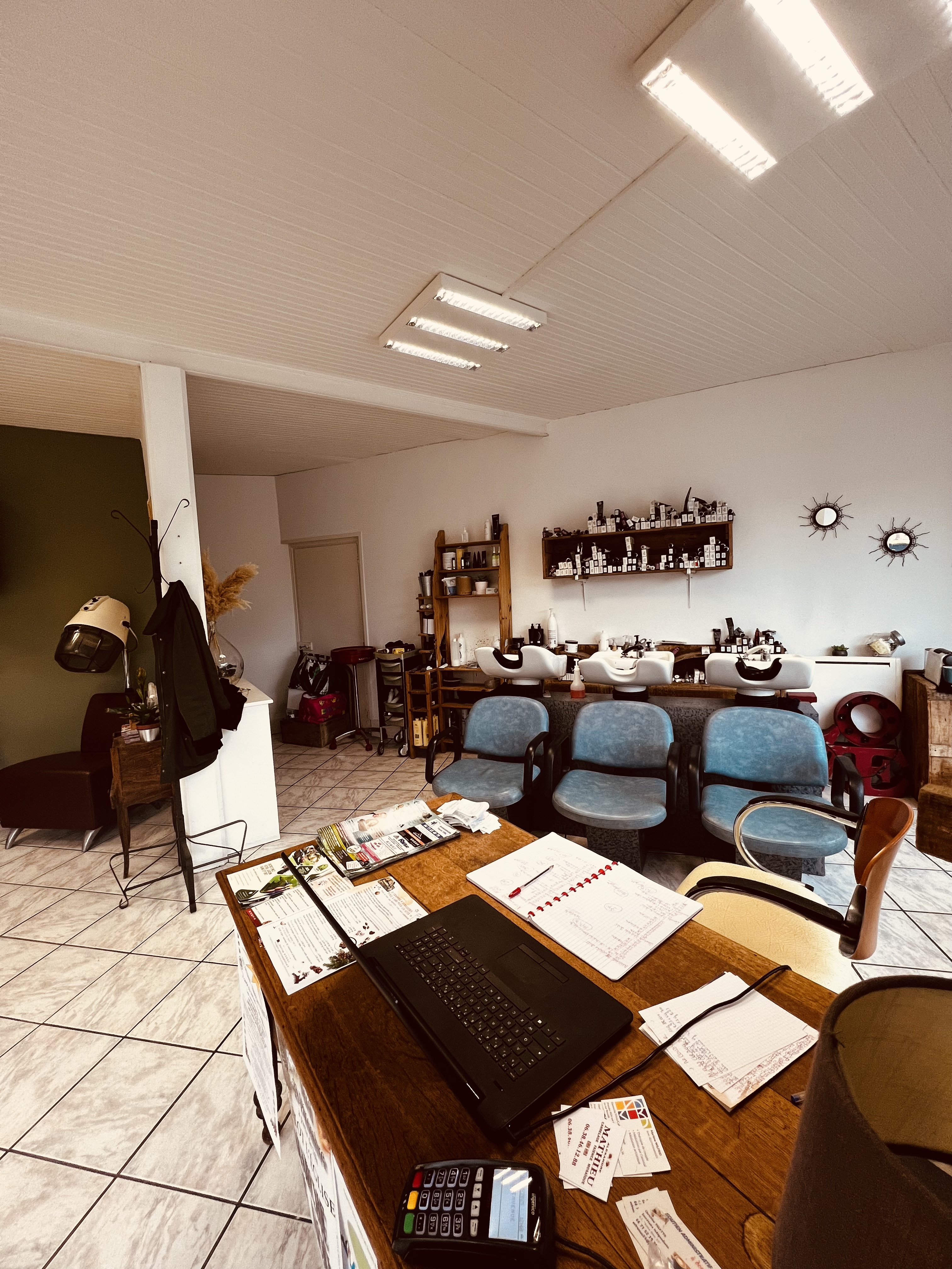 Bien atypique vends 2 salons de coiffure dans village proche, dans commune en plein développement économique. Villages dynamiques, avec commerces !