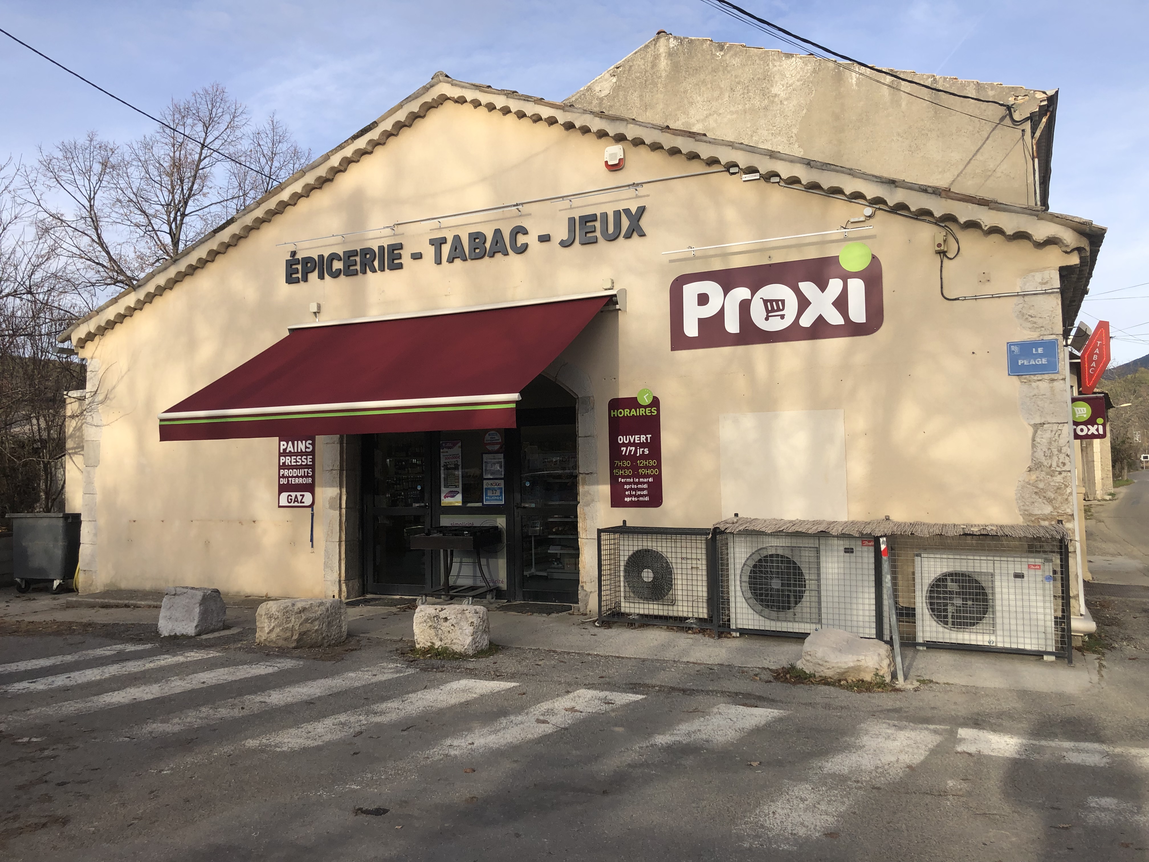 Changez de vie en Provence !
Une affaire idéale pour gérer un commerce rentable tout en profitant de la vie dans un village provençal.

À vendre épicerie – tabac située au cœur d’un charmant village des Alpes-de-Haute-Provence, sur un axe très fréquenté avec une excellente visibilité, garantissant un passage régulier toute l’année.

Le commerce bénéficie d’une clientèle locale fidèle, et surtout d’une situation géographique stratégique :
                                                  •	sur la route empruntée par les visiteurs se rendant 
                                                        aux Gorges du Verdon, au Lac de Sainte-Croix et aux 
                                                        Gorges du Trévans, générant un passage important
                                                        en saison touristique
                                                  •	sur l’itinéraire utilisé par de nombreux  
                                                        automobilistes du sud de la France se rendant aux 
                                                        stations de ski du Val d'Allos / Pra Loup.

L’activité comprend :
                                      • vente de tabac
                                      • épicerie de proximité
                                      • boissons et produits du quotidien
                                      • produits du terroir et souvenirs

Le magasin est fonctionnel, bien agencé et prêt à travailler immédiatement.

📊 Chiffres clés :
                               • Chiffre d’affaires annuel : 284 000 €
                               • Commission tabac : 36 975 €
                               • Excédent brut d’exploitation : 52 487 €

💰 Prix du fonds de commerce : 165 000 €

📦 Stock à prévoir lors de la reprise : environ 35 000 €

Une belle opportunité pour un couple ou une personne seule souhaitant se reconvertir, avec accompagnement possible au démarrage pour faciliter la prise en main du commerce.

Renseignements complémentaires sur demande.