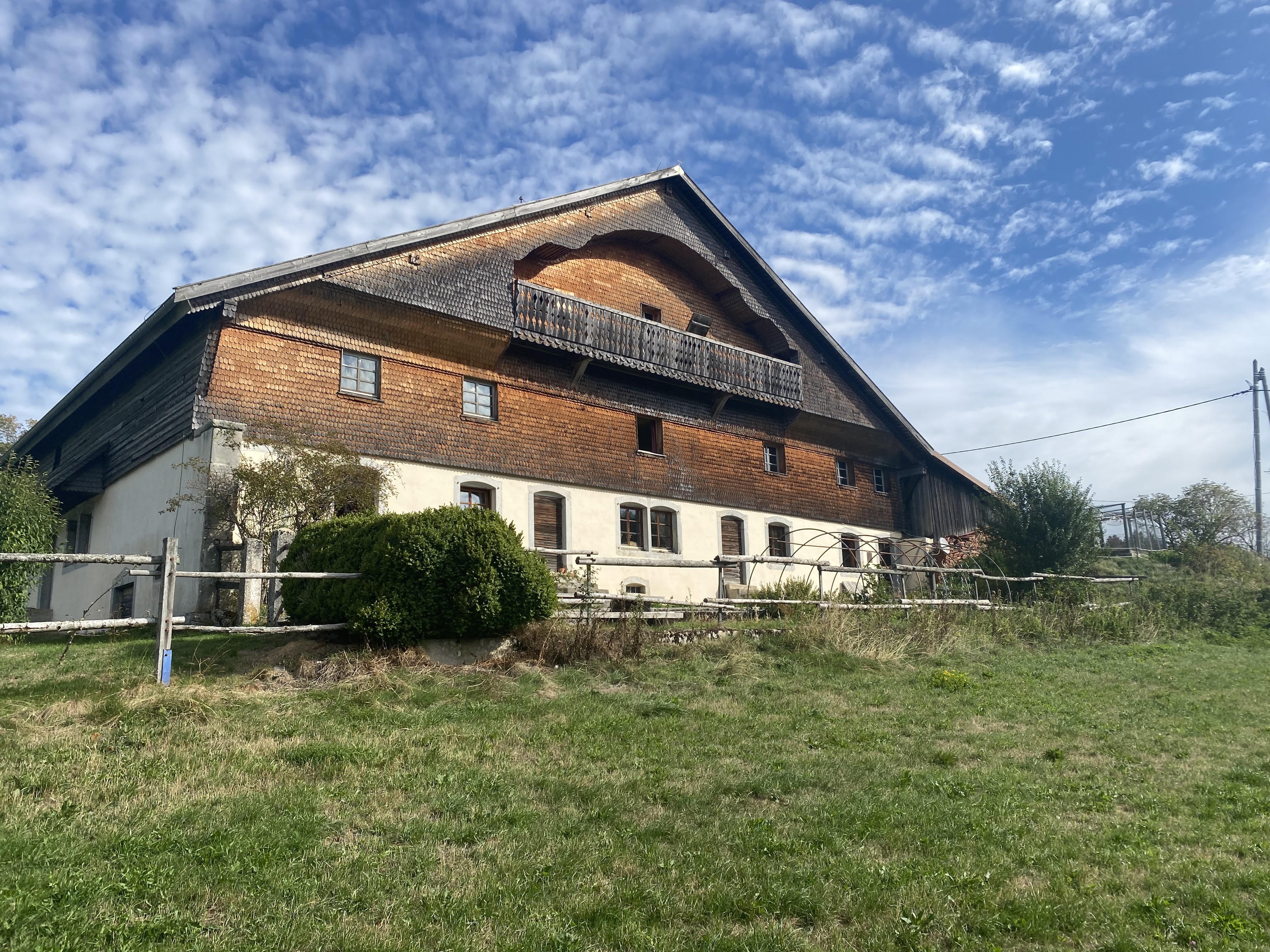 À VENDRE – Fonds de commerce Auberge / Maison d’hôtes – Haut-Doubs, proche frontière suisse

Située dans le département du Doubs, à proximité immédiate de la frontière suisse, cette authentique ferme comtoise du XVIIIᵉ siècle accueille depuis 1989 une activité d’auberge et de maison d’hôtes exploitée par les mêmes propriétaires. Entièrement aménagée et entretenue, la bâtisse bénéficie d’un emplacement privilégié à 1 150 mètres d’altitude, au cœur d’un environnement naturel très recherché.

Idéalement située sur les tracés du GR5, de la GTJ VTT et de la GTJ ski, l’établissement accueille tout au long de l’année une clientèle variée : familles, individuels et groupes, avec une activité organisée principalement en formule demi-pension et pension complète.

La maison peut recevoir jusqu’à 28 personnes réparties en plusieurs chambres confortables avec salles de bain et WC privatifs, ainsi que 2 mini-dortoirs.

Entièrement recouverte de tavaillons, cette bâtisse de caractère dispose de nombreux équipements et espaces complémentaires :

cuisine professionnelle équipée

sauna

cave en pierre

authentique tuyé (cheminée traditionnelle du Haut-Doubs)

chaudière automatique à granulés

espace location de skis et raquettes

parking privé 

grand jardin pouvant être aménagé en terrasse

grand appartement indépendant pouvant servir de logement aux exploitants

Potentiel de développement :
Compte tenu de sa configuration et de ses volumes, l’établissement pourrait être facilement réaménagé pour développer une activité de restauration.

Informations commerciales :

Bail commercial 3/6/9 en cours, renouvelé le 10 janvier 2026

Contrôle triennal de sécurité à jour

Loyer mensuel : 1 545 €

Prix du fonds de commerce : 80 000 €

Une opportunité rare pour un projet de vie et d’exploitation touristique dans un secteur dynamique été comme hiver, au cœur du massif jurassien.