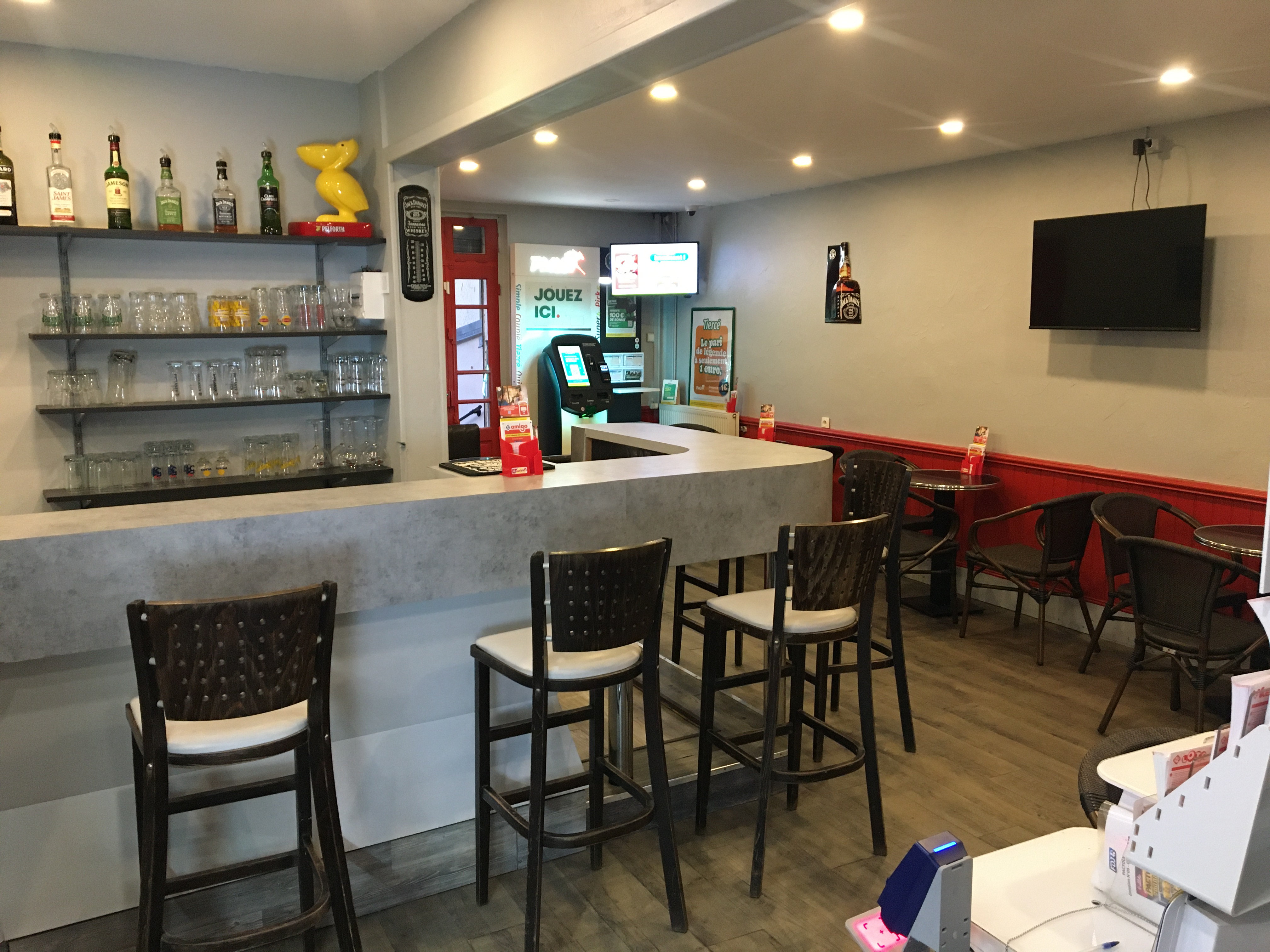 Cause santé 

Vend bar tabac pmu fdj amigo 
Affaire idéale pour un couple 
Le bar à été refait entièrement il y a deux ans 
Agencement neuf 
Aucun frais à prévoir 
Idéalement placé parking à côté 
Magnifique terrasse 
Très belle appartement inclus 
Très bonne rentabilité .
Chiffres et renseignements sur rendez-vous avec vos coordonnées téléphoniques et justificatifs d’apport merci.