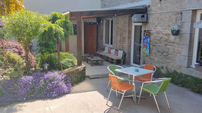 opportunité rare en cœur de village

reprise du fonds (90 k€) + acquisition des murs (150K€)

Description:

Vente d’un fonds de commerce polyvalent actuellement exploité en bar – tabac – presse – dépôt de pain avec activité pizza à emporter très rentable (CA pizza ≈ 50 k€ / an sur les soirées vendredi/samedi).

L’établissement comprend un comptoir tabac, un bar (120 m²) une cuisine et 2 réserves, une terrasse intérieure ( patio) + une bâtisse annexe exploitable pour l’organisation de repas de groupe, séminaires ou soirées privées — un vrai atout différenciant pour développer l’événementiel et la restauration sur place.
Un appartement de 180 m2 au-dessus du commerce ( 5 chambres et pièce de vie de 80 m2 ) 
Aucun travaux à prévoir

Fermé : dimanche et lundi

Locaux en bon état, cuisine équipée pour pizza à emporter. Possibilité immédiate d’agrandir l’offre : restauration sur place, soirées à thème, traiteur pour groupes (40 personnes) .

Emplacement central dans le bourg — clientèle locale fidèle + passage touristique estival.

Opportunités de développement:

* organisation de soirées à thème

* repas pour randonneurs et groupes (parcours autour des Monts d’Arrée).

L'établissement se situe dans un petit bourg des Monts d’Arrée, riche en patrimoine et attractif pour les randonneurs / touristes (parc naturel régional d’Armorique). Le bourg dispose d’une vie locale active. L'établissement et la crêperie du bourg sont les 2 uniques commerces.
  
A VISITER ABSOLUMENT
Me contacter
merci