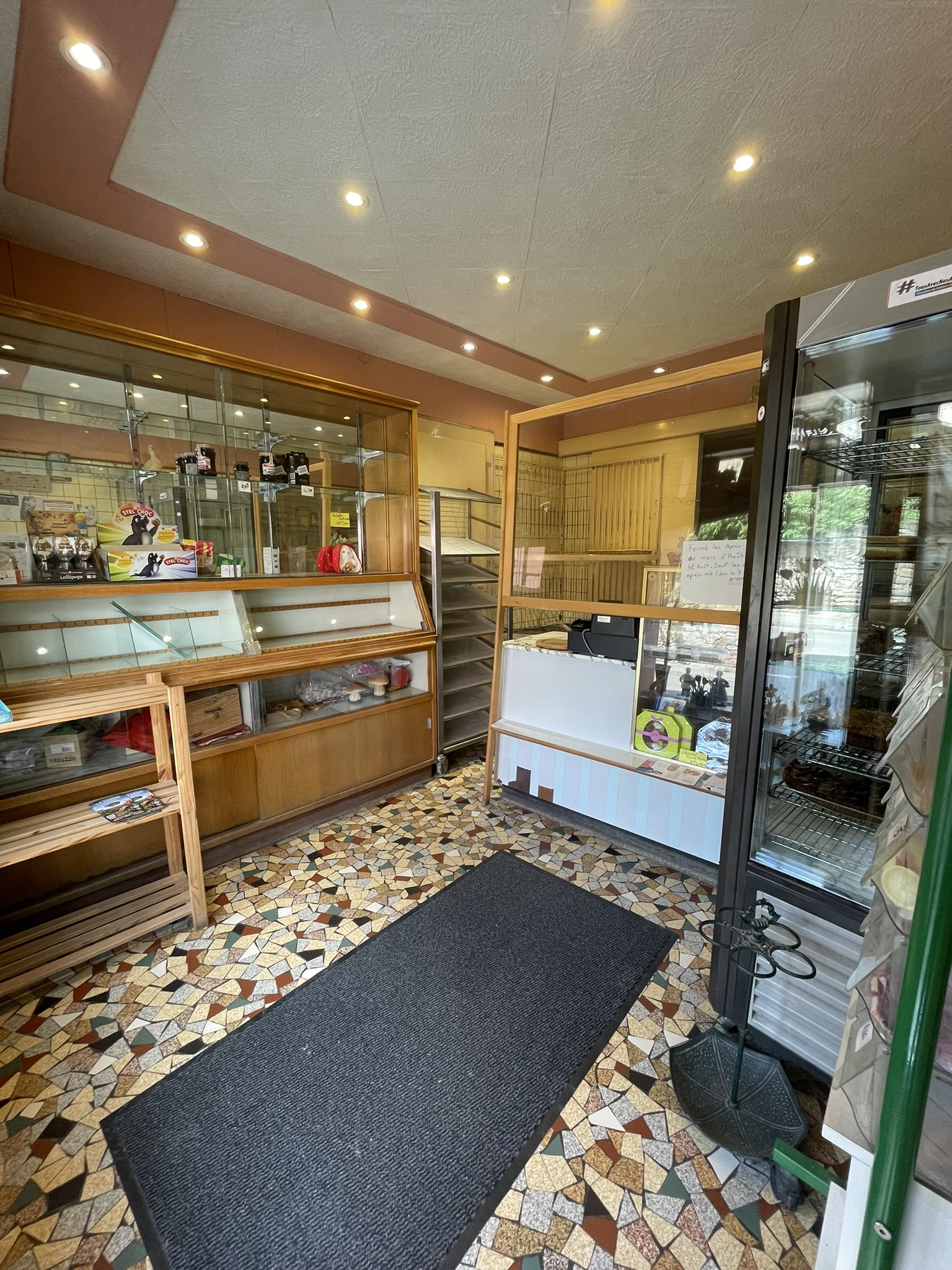 Vous souhaitez vous lancer dans une activité de boulangerie et reprendre un commerce existant ?

Je propose à la vente le fonds de commerce d’une boulangerie, offrant une belle opportunité pour un professionnel ou un couple souhaitant développer son propre projet.

Prix de cession : 85 000 € FAI (Frais d’Agence Inclus)

Le bien vendu concerne uniquement le fonds de commerce.

Cette boulangerie bénéficie d’un emplacement permettant de poursuivre et de développer l’activité dans de bonnes conditions.

Le commerce est idéal pour une personne souhaitant reprendre une activité existante, avec la possibilité d’apporter ses propres idées et de développer davantage l’offre et le chiffre d’affaires.

Les points forts

Fonds de commerce de boulangerie

Activité existante

Potentiel de développement

Prix : 85 000 € FAI