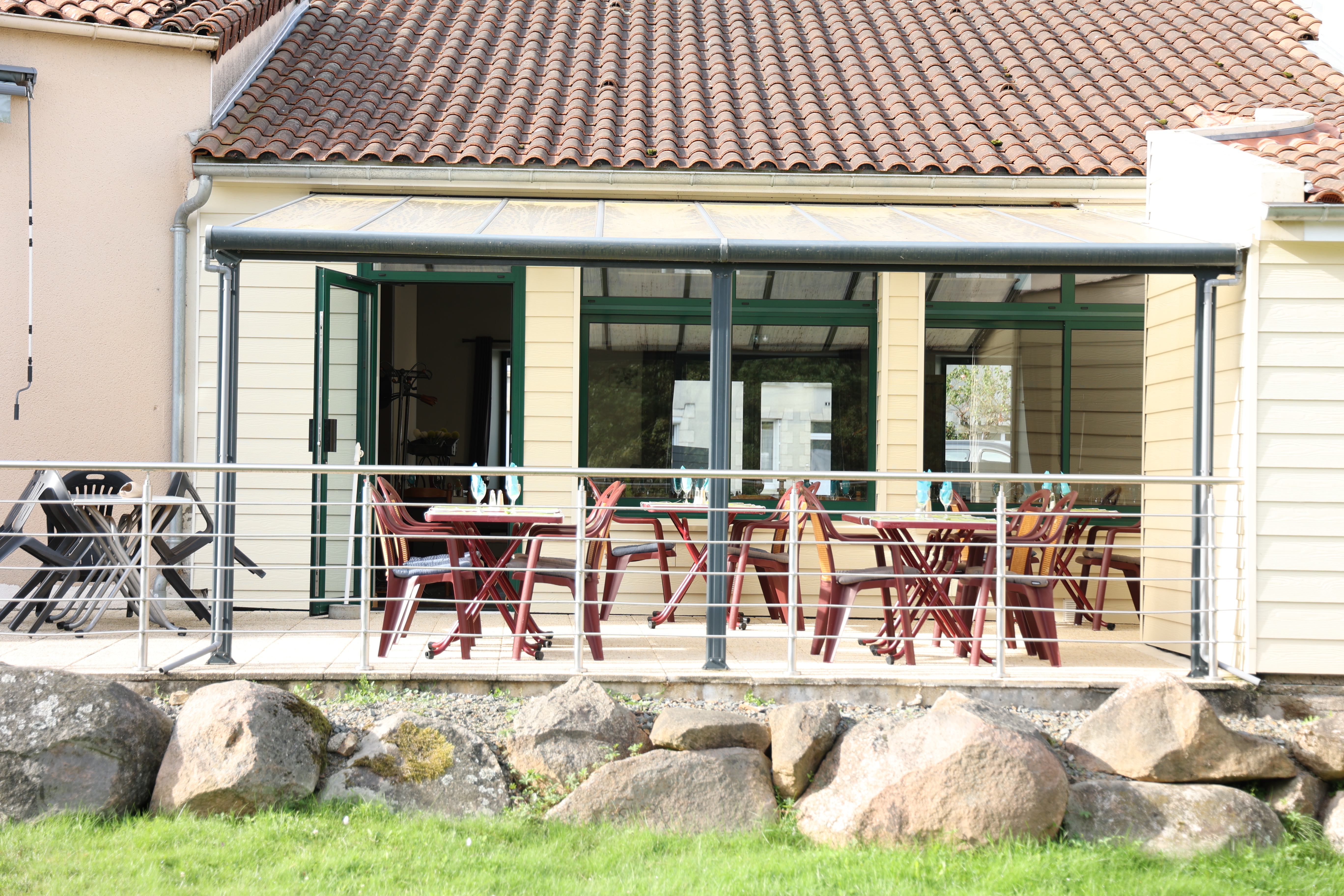 A vendre Mur et Fond de commerce
BAR- RESTAURANT-TRAITEUR
Aucune concurrence sur secteur. Bonne notoriété locale. 2 salles de restaurant 
capacitée 200 couverts , belle terrasse couverte  privée a l'arrière de 35 couverts ,  terrain clos de 1.000m2 clos. Terrasse couverte devant l'établissement. Cuisine entièrement équipée, sans frais à prévoir. 6 services /semaines, 2 serveuses  à mi-temps .
Appartement neuf de 130m2 avec toit terrasse. + de 250.000 euros d'investissements sur 12 ans. Cède cause retraite.
Possibilité autre photos sur demande.

En toute propriété